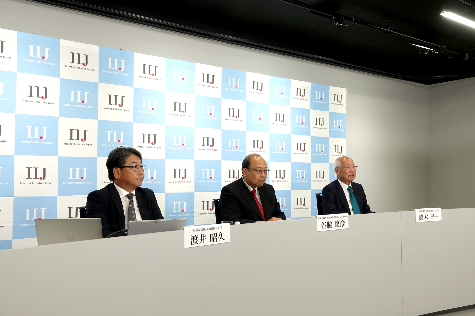左から渡井昭久CFO、谷脇康彦社長、鈴木幸一会長