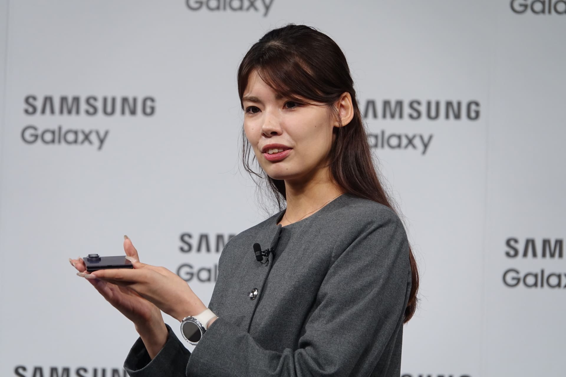 「Galaxy Z Fold8 Ultra」の薄さをアピールする同社プロダクト担当の印南亜仁加氏