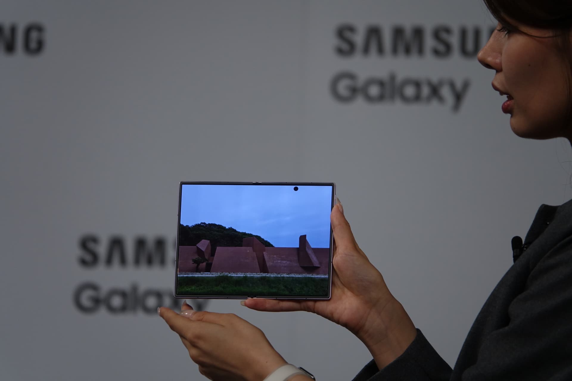 横長ディスプレイを備えた「Galaxy Z Fold8」