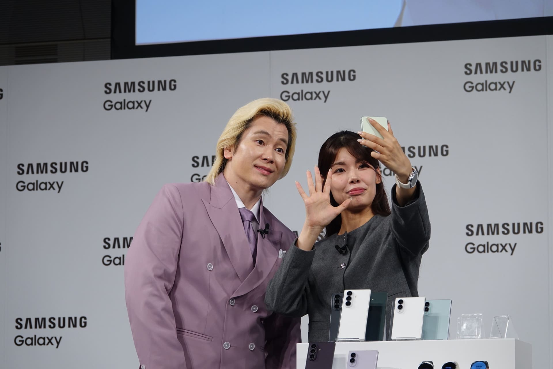手のひらをかざすだけシャッターを押せる機能は健在、メインカメラでセルフィーがとりやすい