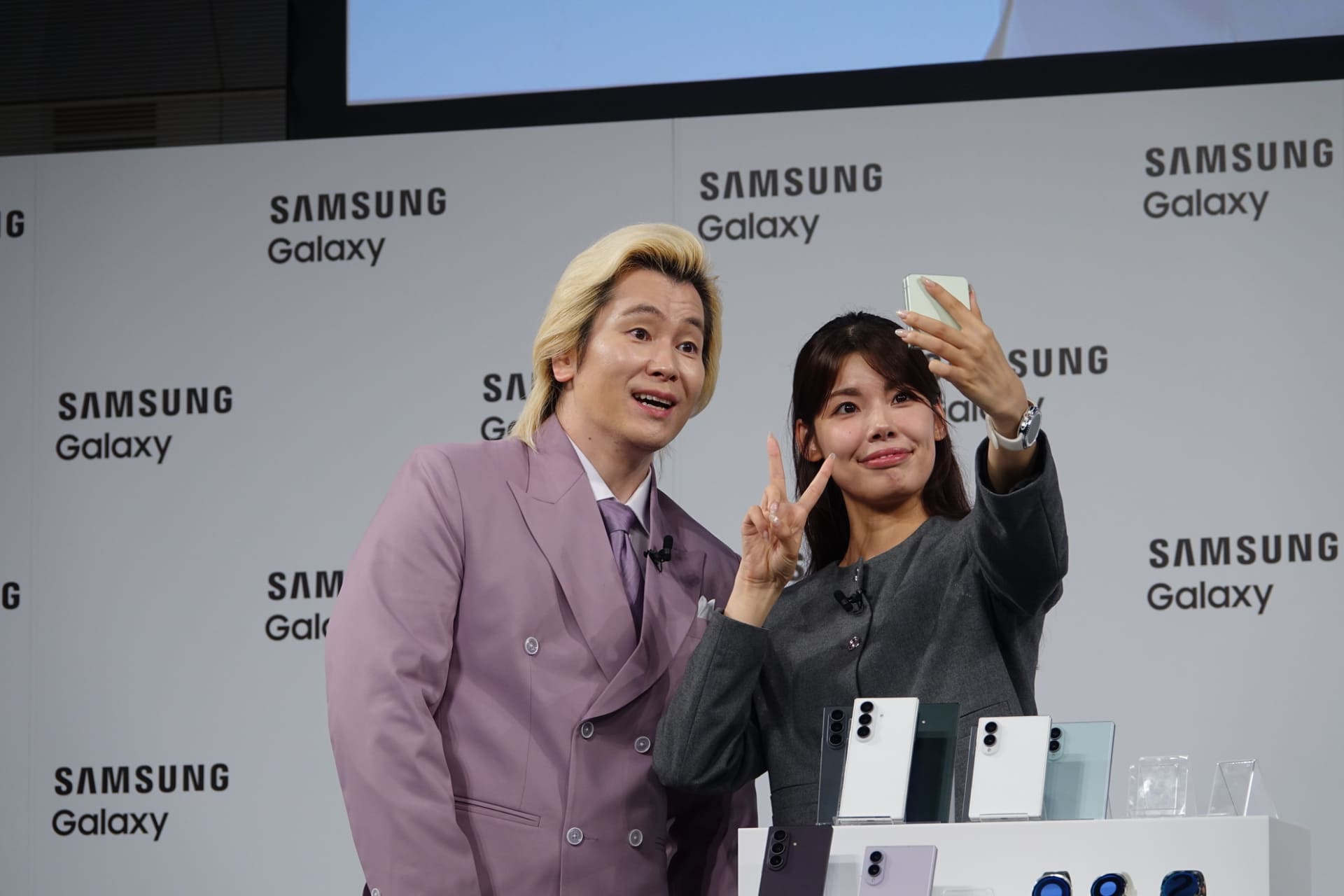 手のひらをかざすだけシャッターを押せる機能は健在、メインカメラでセルフィーがとりやすい