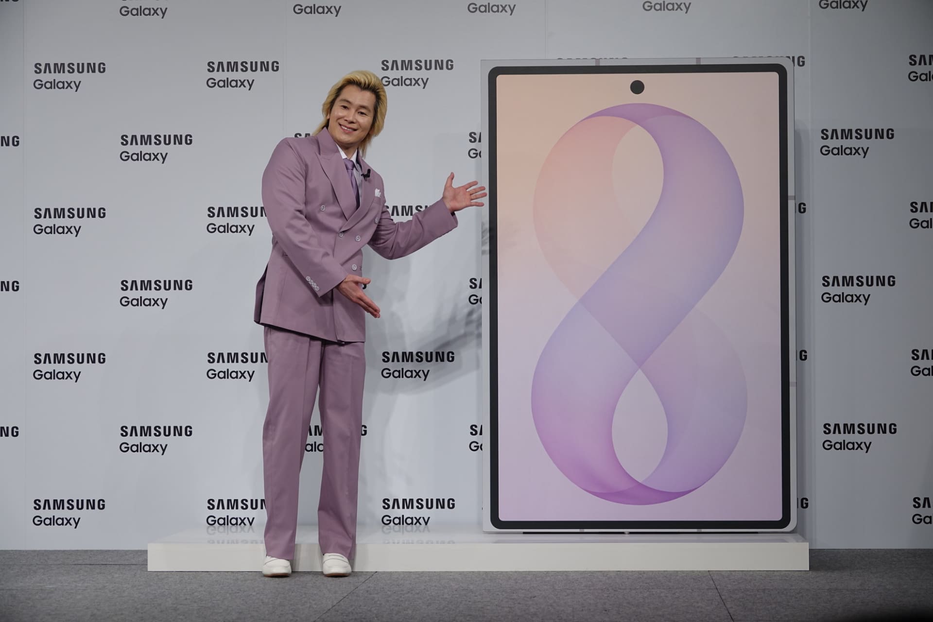 巨大なGalaxy Z Fold8