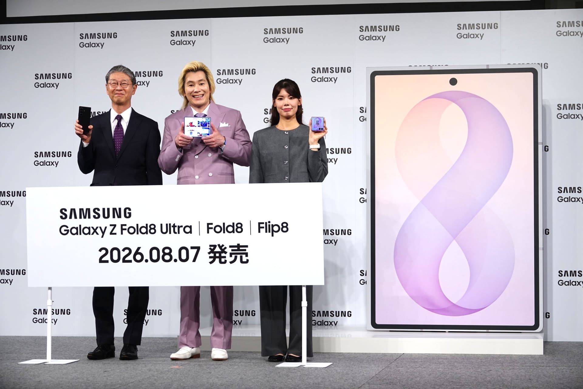 左からサムスン電子ジャパン常務・CMOの小林謙一氏、カズレーザー、プロダクト担当の印南亜仁加氏
