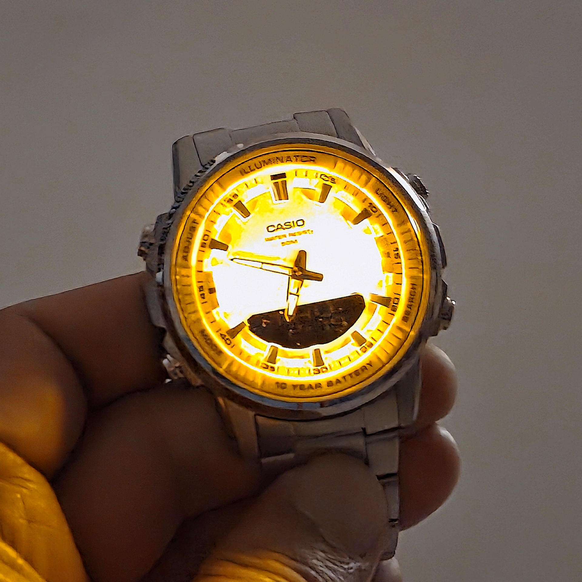 左右から点灯する明るいアンバーLED