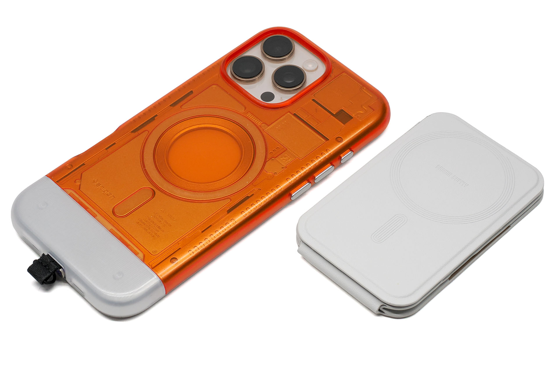 サンワダイレクトのMagSafe対応スマートフォンスタンド「200-STN105W」。閉じた状態の大きさは約6.6×10.5×1.1cmで、重さは約98g。おもな素材はポリウレタン。サンワダイレクト価格は4080円。ポイントを使って509円で購入した。写真の端末はiPhone 16 Pro Max。