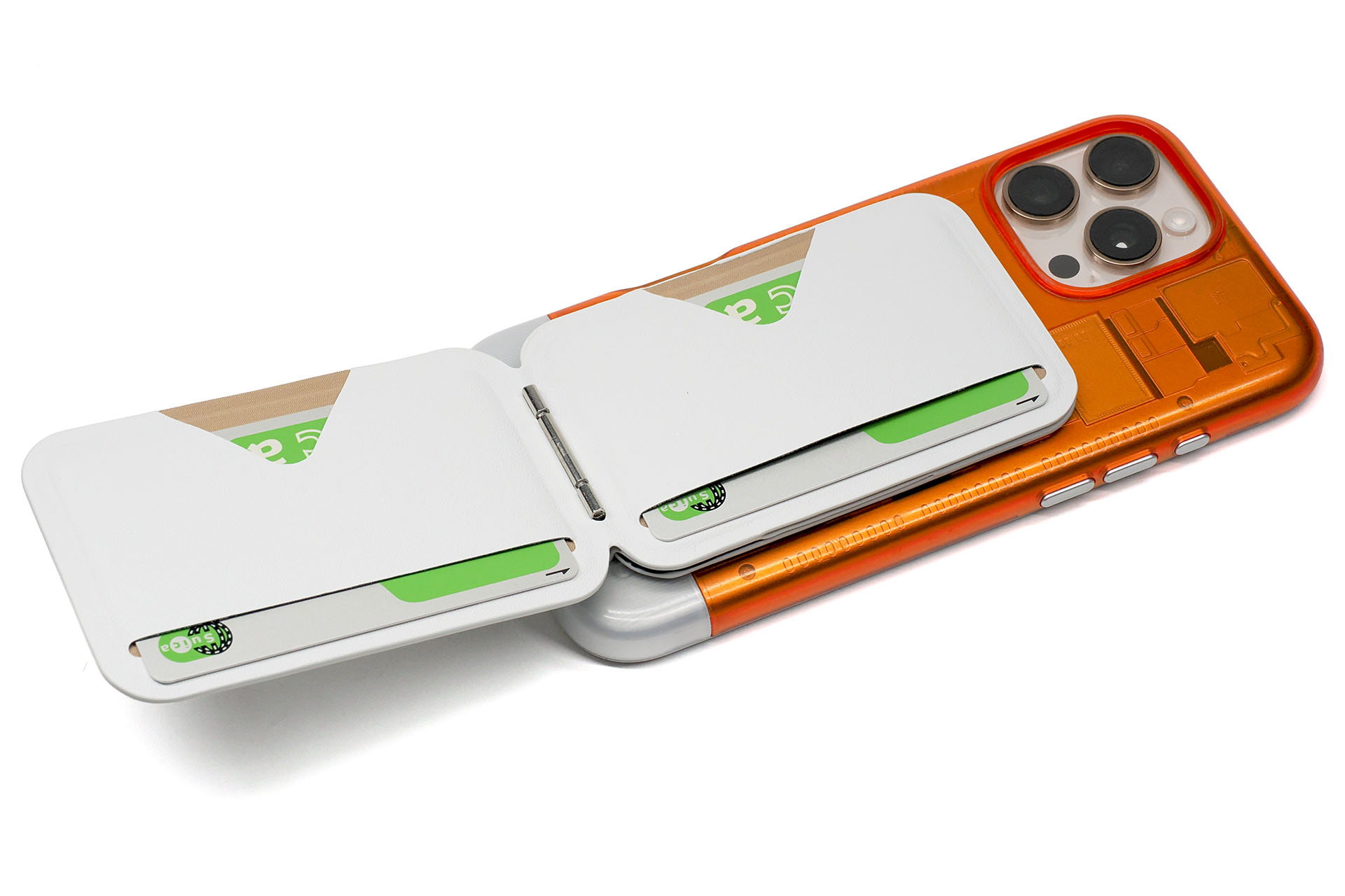 カードが1枚入るポケットが2つある。スタンドを閉じた状態だとカードが内側にくる。
