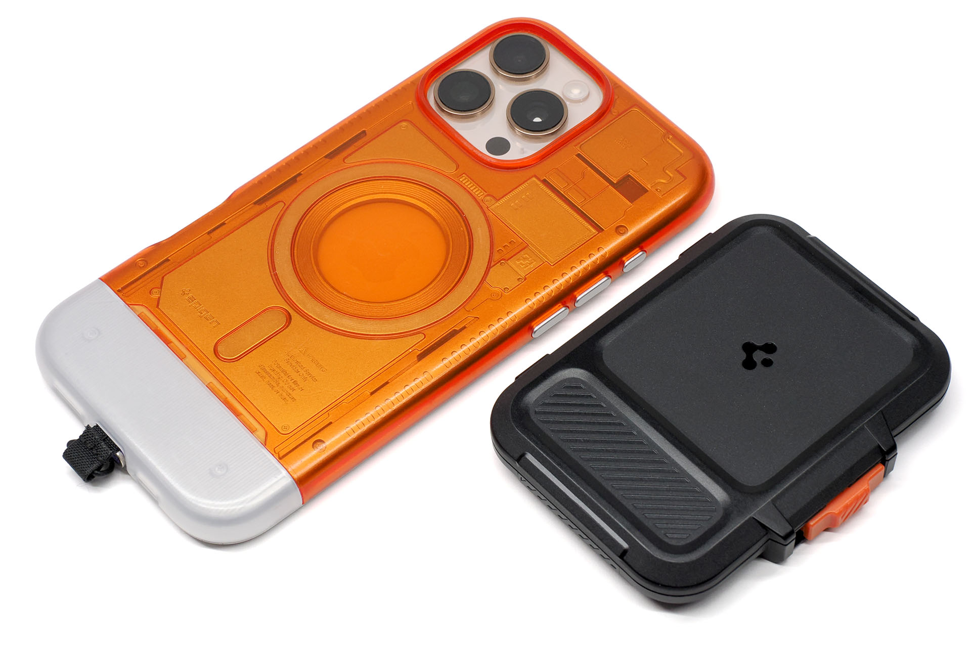 Spigen「Card Holder for MagSafe AFA06031」はポリカーボネート製のカードケースで、MagSafe対応。大きさは10×18×.5cmで、重さは63g。写真の端末はiPhone 16 Pro Max。