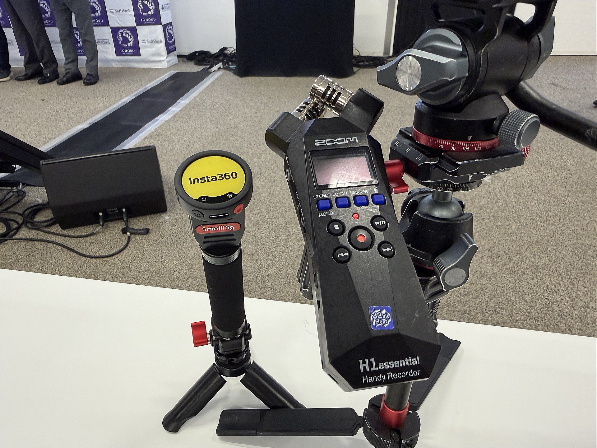 しばらくは状況に合わせてInsta360 Mic Pro トランスミッター（左）と、H1essential（右）を併用していきます