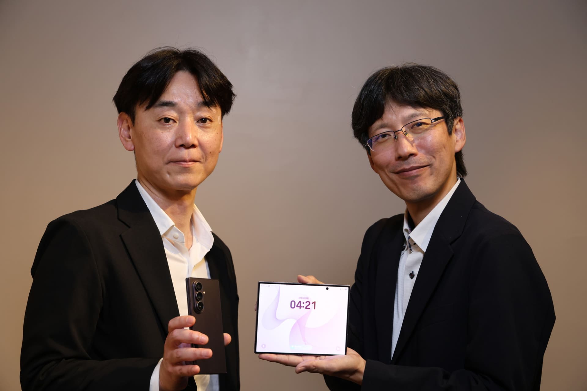 サムスン電子ジャパンMX事業本部事業者営業Group部長の鈴木祐介氏（左）も駆けつけ、新機種「Samsung Galaxy Z Fold8」をアピールした
