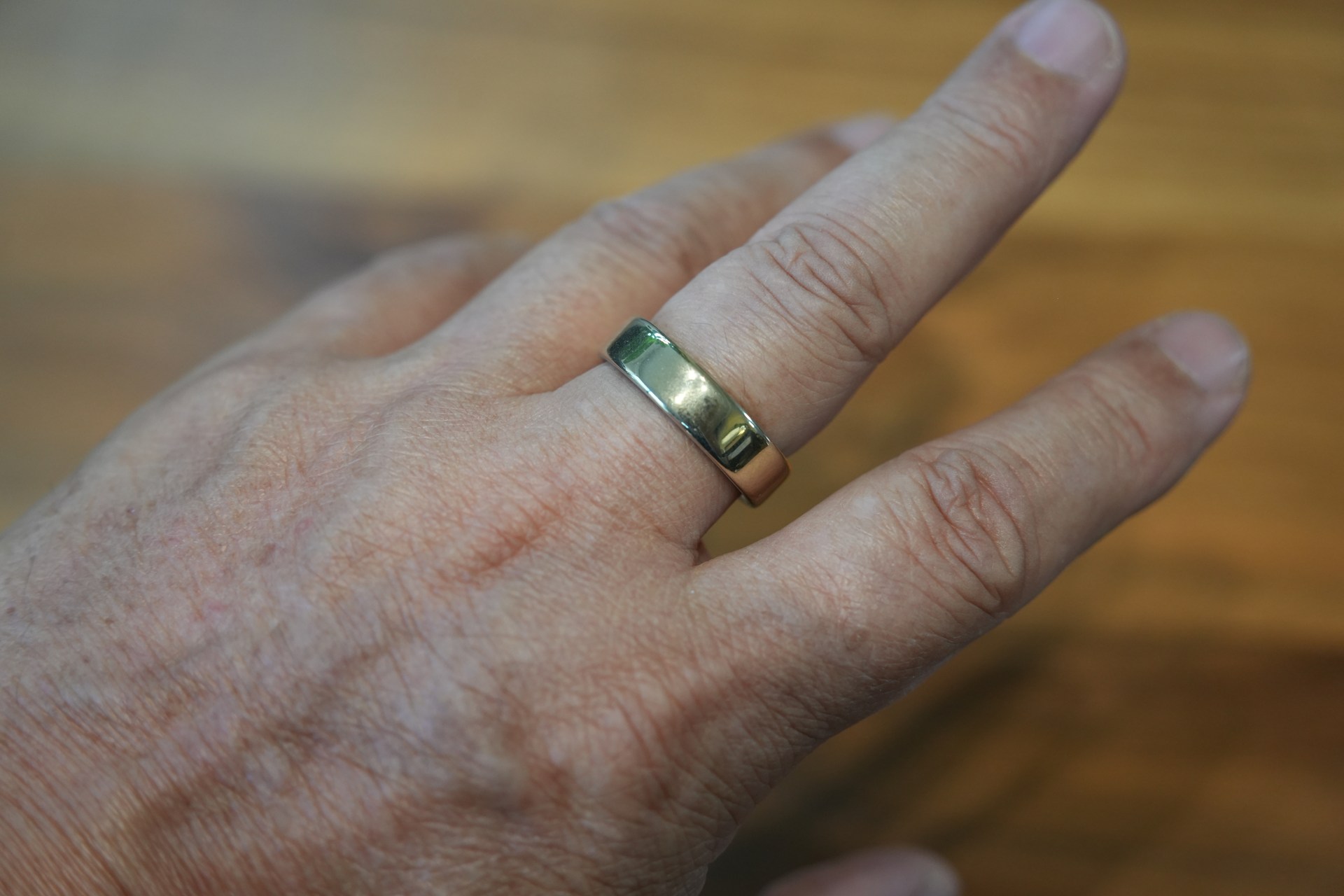 Ring 5のカラバリは全6色で、筆者が使っているゴールドは8万1800円