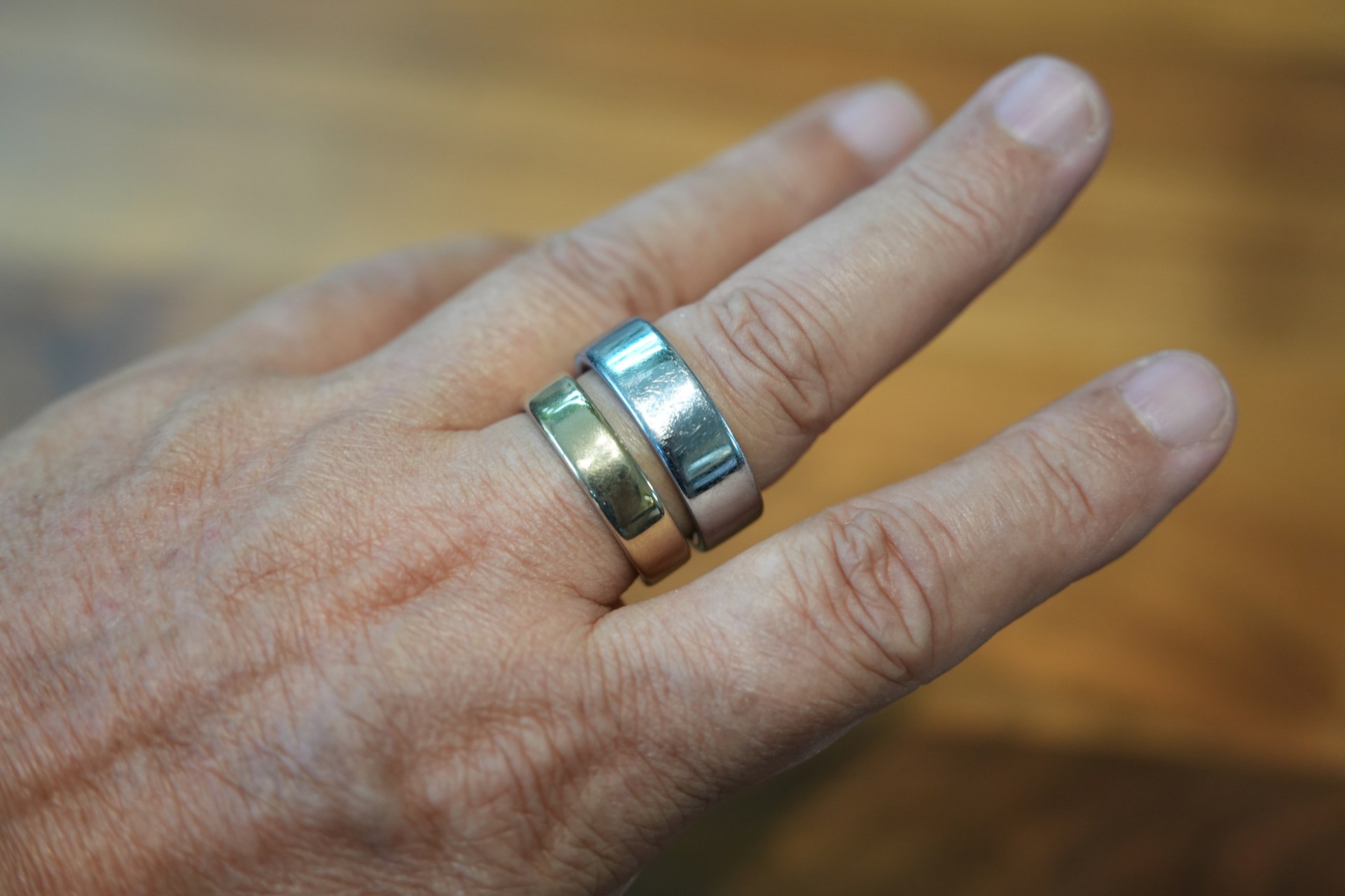 1年使ったRing 4（シルバー）には細かいキズがたくさん付いている。それを“年季”や“風合い”と捉えることもできるが、気になる人は、キズが目立ちにくそうなカラーを選ぶべき