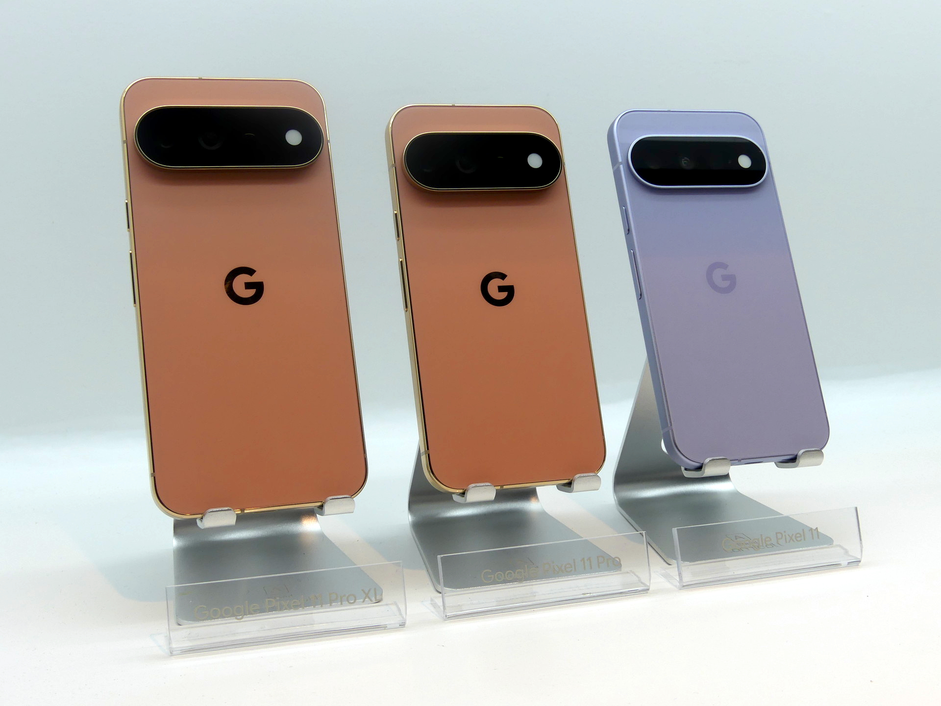 左からPixel 11 Pro XL、Pixel 11 Pro、Pixel 11