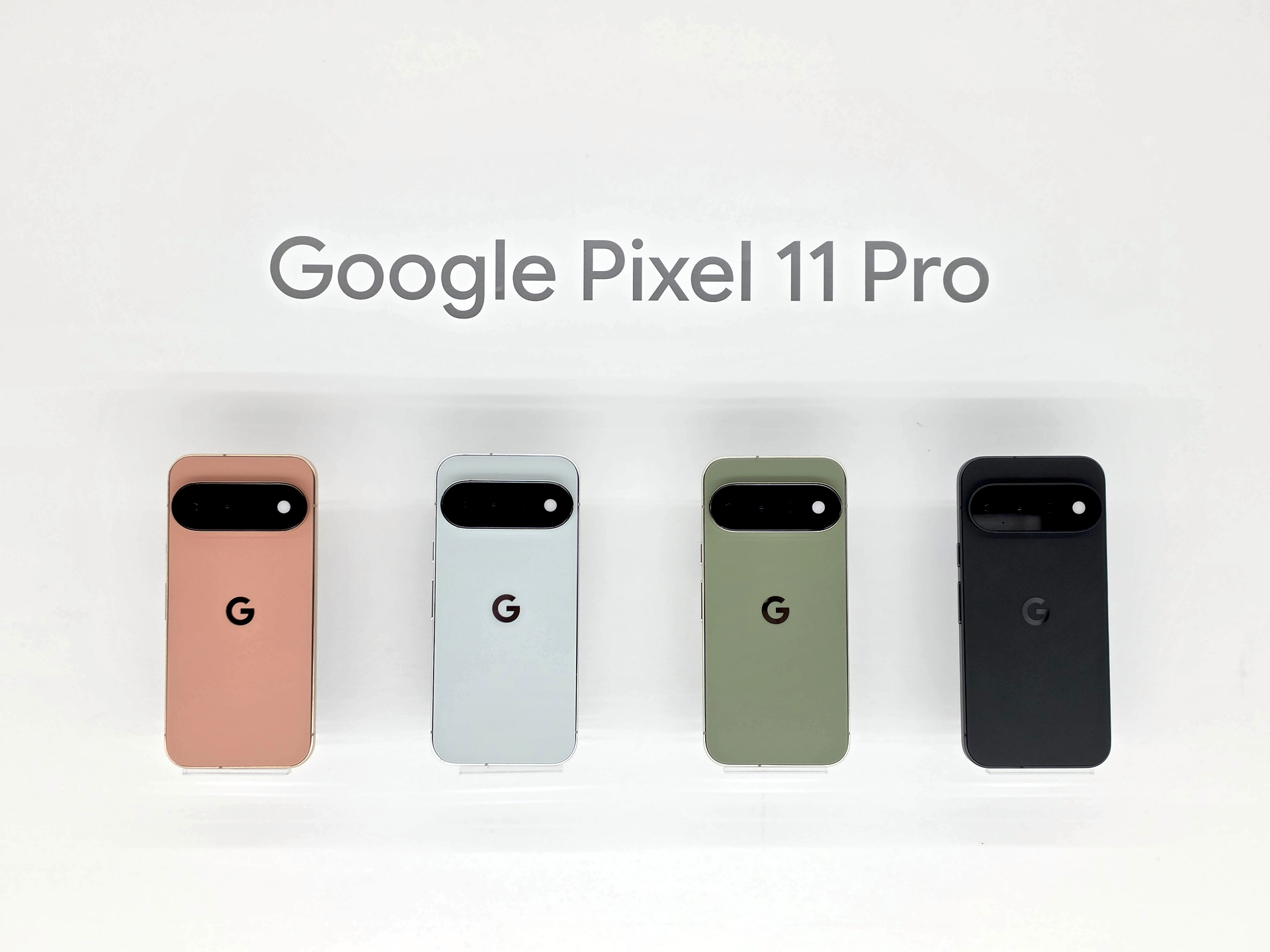 Pixel 11 Pro。左からCanyon、Fog、Olive、Obsidian。Pro XLもカラーは同じだ。