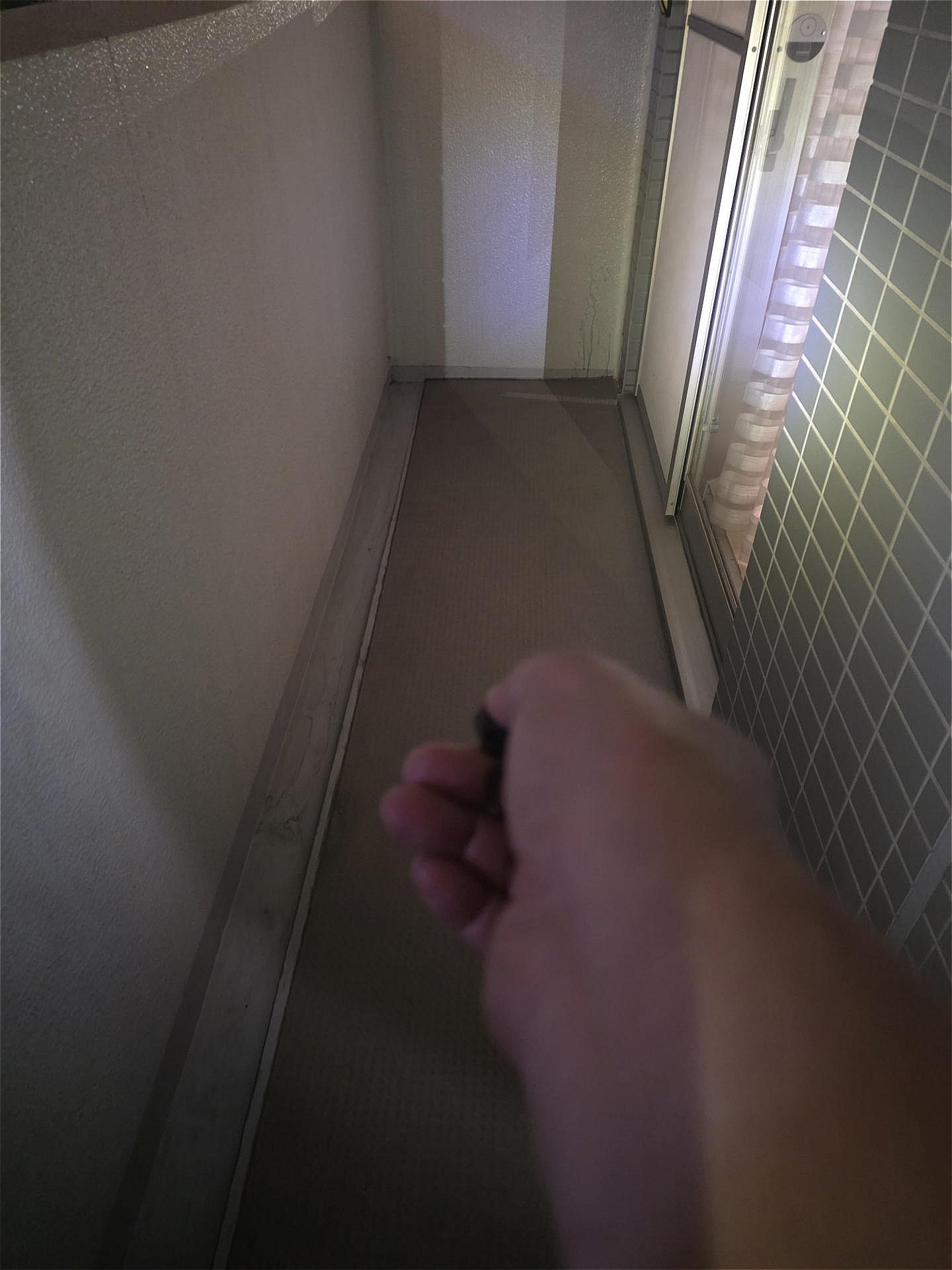 夜のテラスを手持ちで広く照射