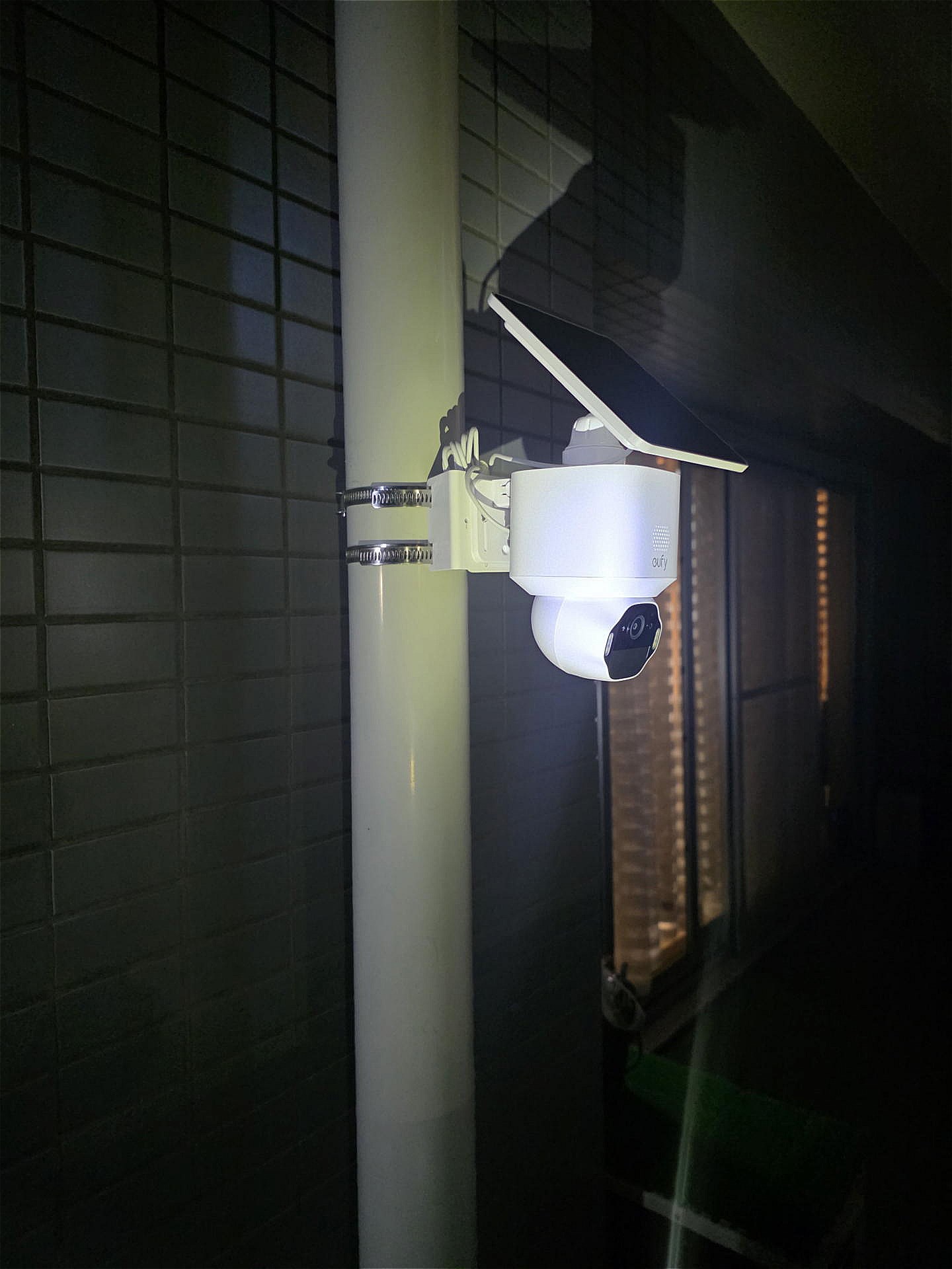カメラの周囲や背景まで明るい