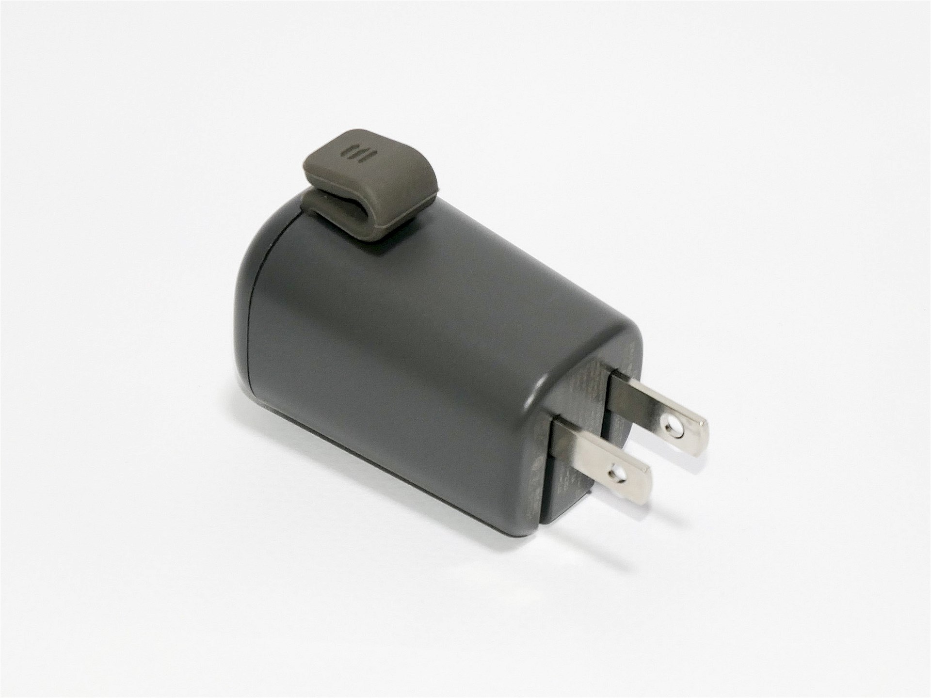 オウルテックの「Easy Charger PD35W」。2つのUSB端子を備え、35Wの急速充電が可能な小型の充電器だが、使いやすさへの配慮が多くなされている