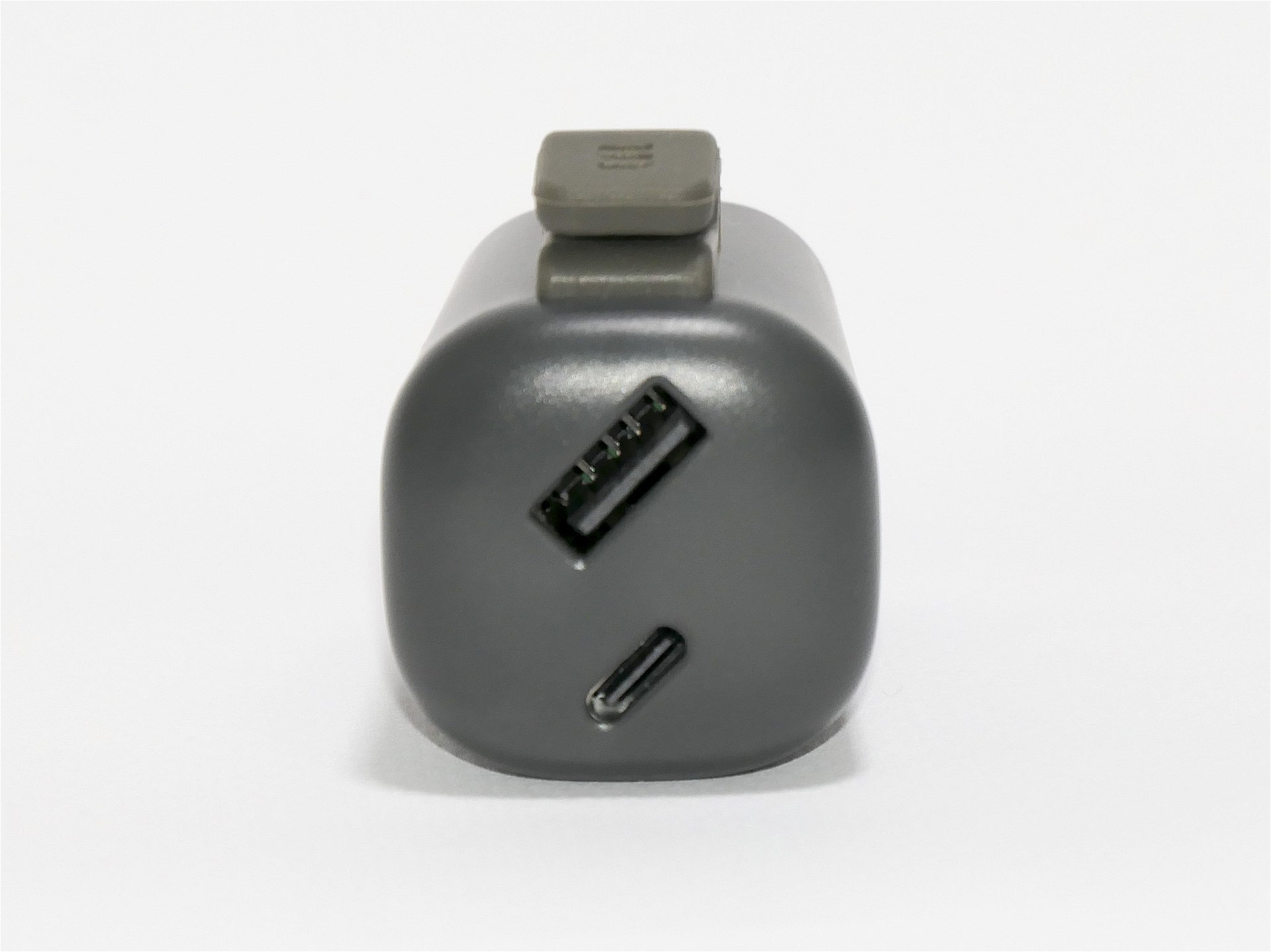 USB Type-C、Type-Aの端子共に斜めに配置されているのが大きな特徴。人がケーブルを持つ角度に合わせて抜き差ししやすくしている