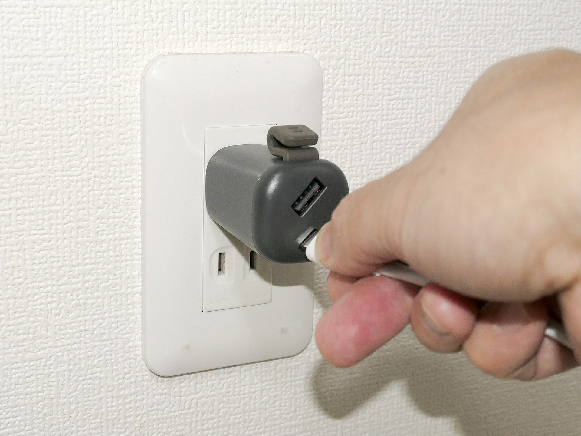 実際にケーブルを挿入しているところ。端子を平行にする必要がないので挿入はしやすいが、USB Type-C端子はやや固めだ