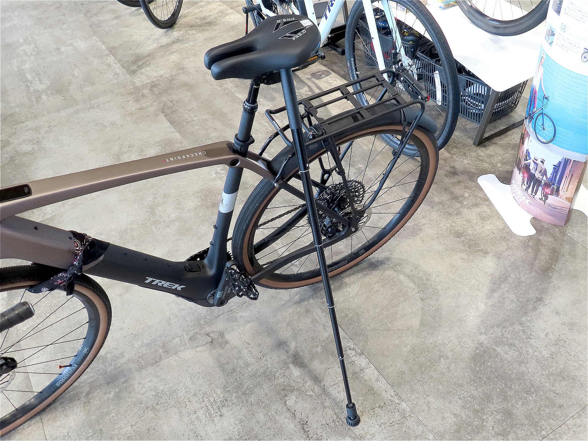 最後に、一脚でサドルを支える。このとき、自転車が左側に少しだけ傾くようにして、一脚上端をサドル裏面の「一脚がズレにくい位置」に当てる。
