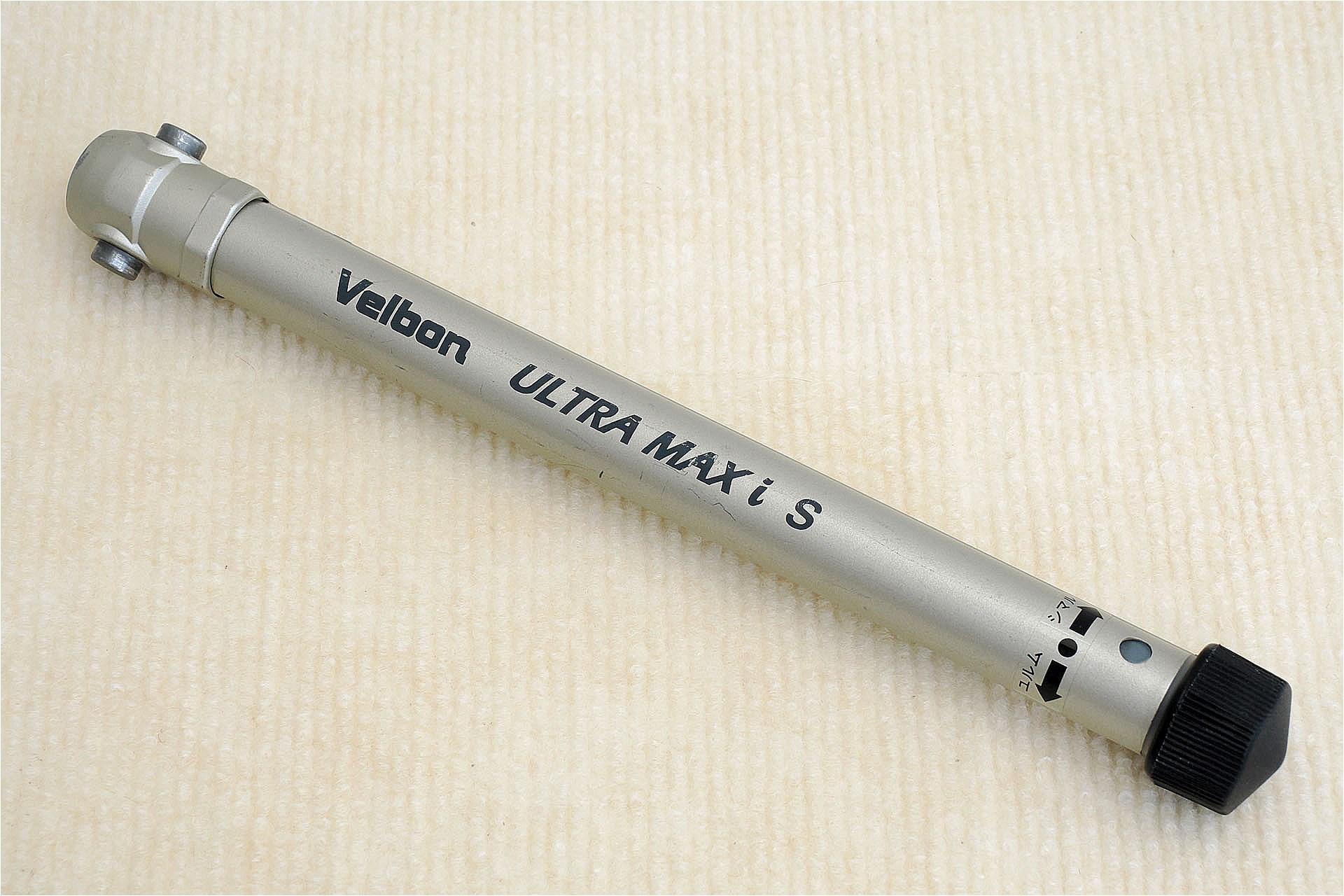 こちらはベルボンの小型三脚の脚部分を取り外したもの。上記の黒い一脚と同様に使用できるが、より「ポタリング自立術（ポタ自立）」向き。縮めたときの長さは25.5cmで、伸ばすと107cmになり、重さは147g。中古品店などで「このタイプの三脚を安く買って脚を取り出す」必要はあるが、こういう方法なら選択肢が広がる。