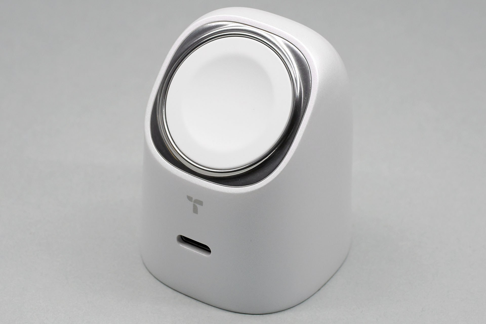 TORRAS「FlashEye 45W 2in1 急速充電器 for Apple Watch」は最大45Wの出力があるUSB充電器。Apple Watchの充電に対応し、汎用的な出力ポートはUSB-Cタイプ。Amazonで8490円で買った。