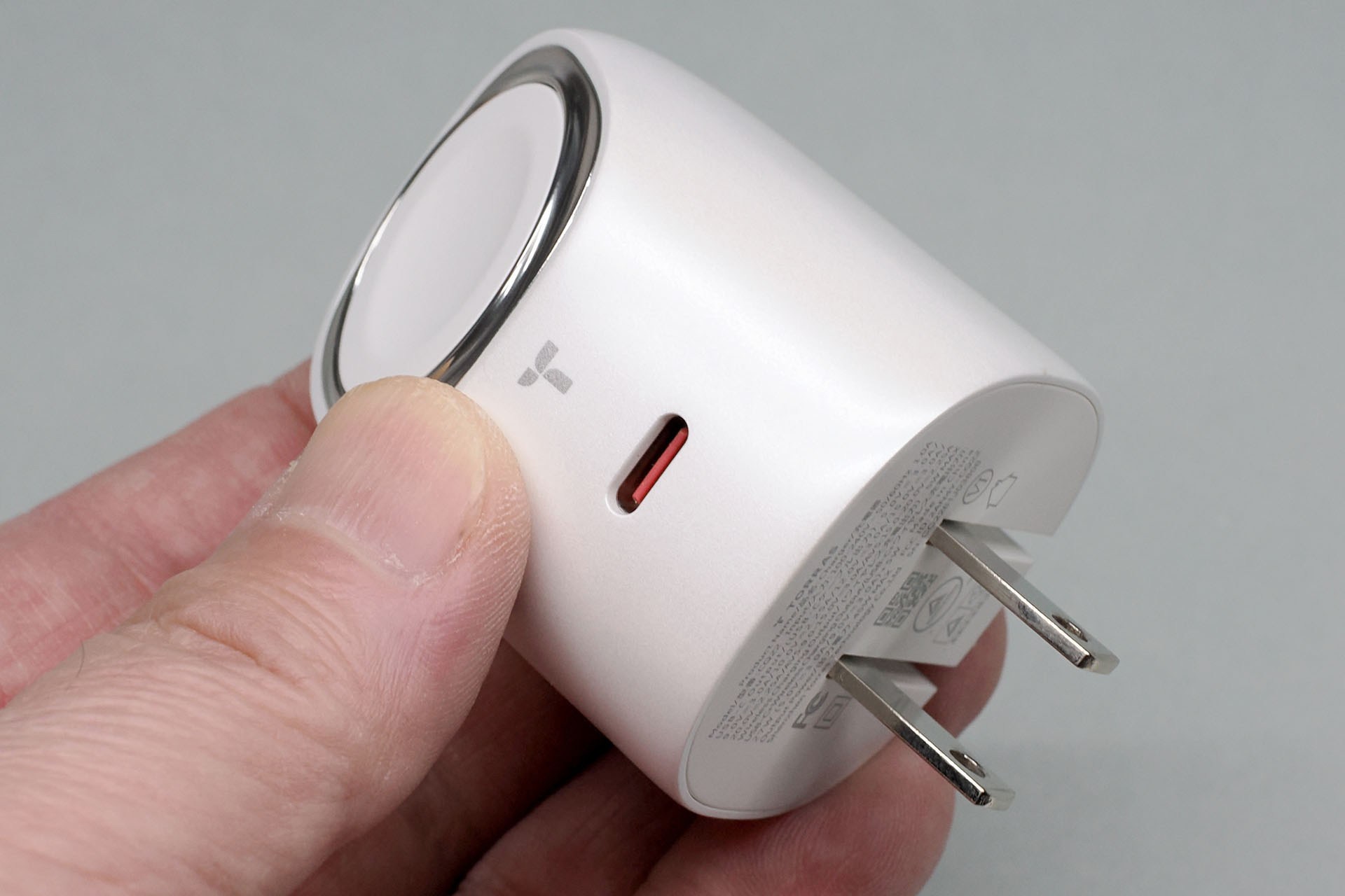 折りたたみ式プラグを備えている。大きさは約4.2×4.2×5.5cm（実測値）で重さは80g。