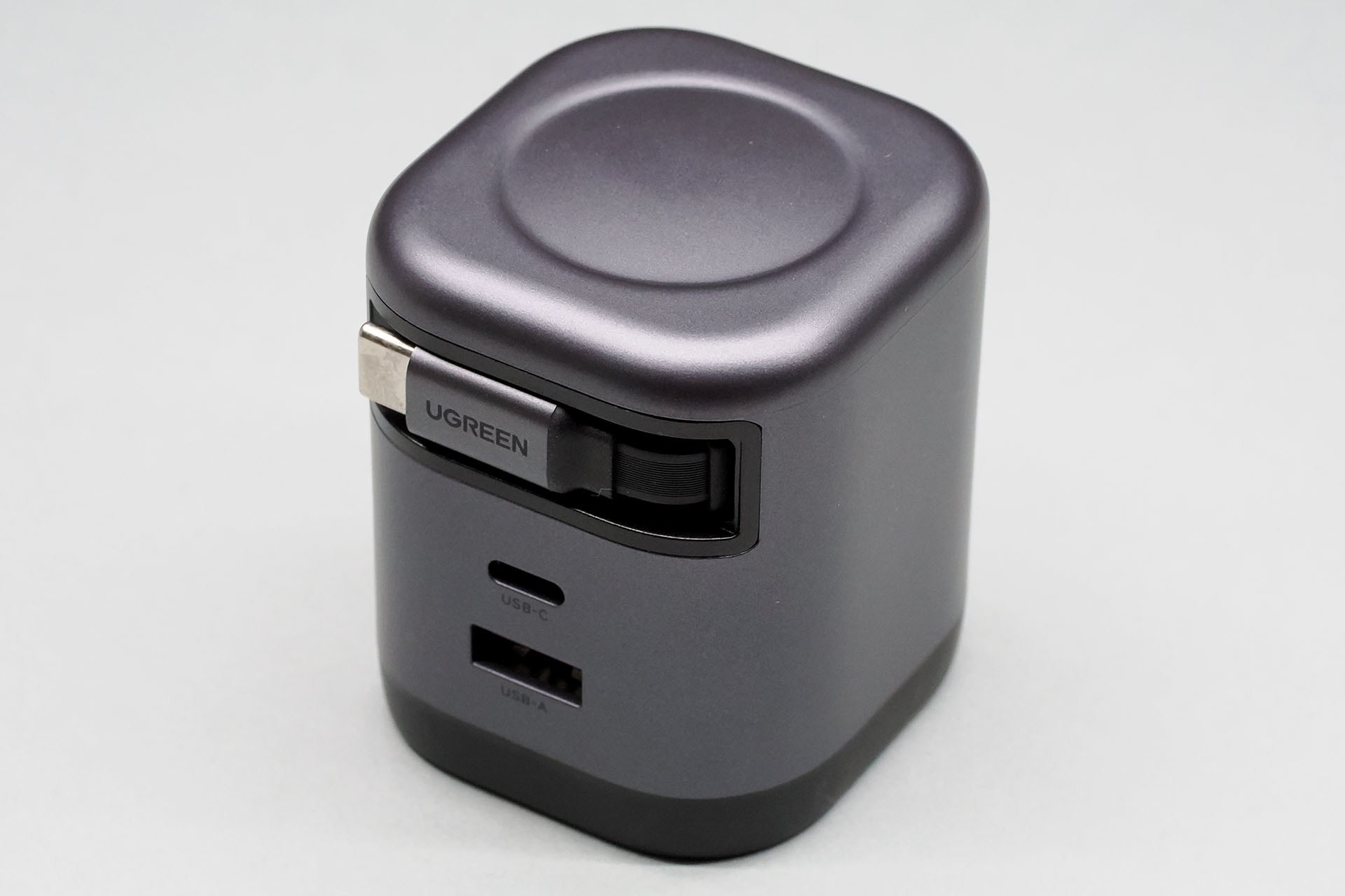 UGREEN「Nexode 巻き取り式 USB-Cケーブル内蔵 充電器 65W」は最大65W出力のUSB充電器で、出力ポートはUSB-CとUSB-A。さらに巻き取り式の充電ケーブル（USB-C）も内蔵している。Amazonで（たしかセールで）3780円で買った。