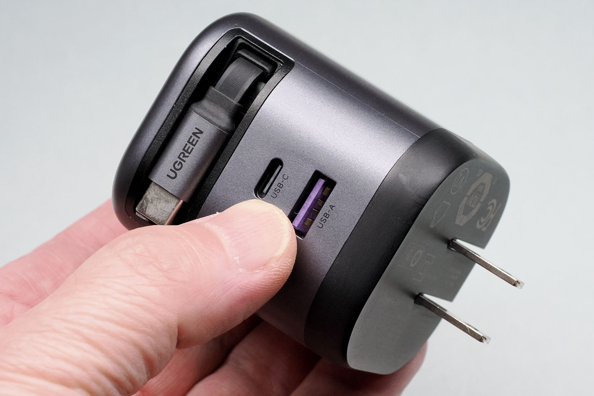 こちらも折りたたみ式プラグを備えている。大きさは5.94×5.3×5.04cmで重さは290g。巻き取り式ケーブルの長さは約65cm（実測値）。