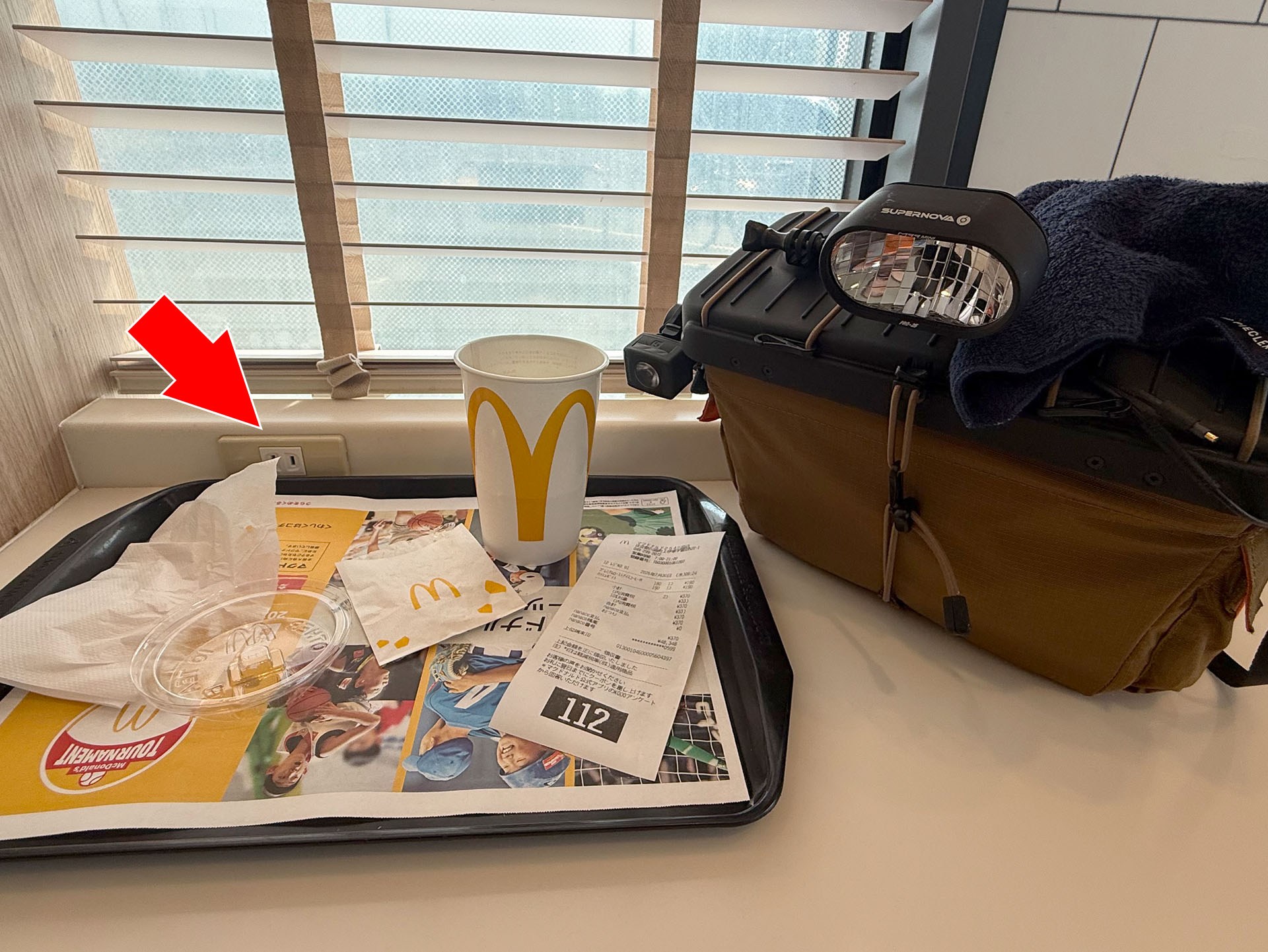 しかしそこはコンセントだけあるタイプのマクドナルドであった。セブン-イレブンで買ったミョーに高価なUSB-Cケーブル、役に立たず、超残念！