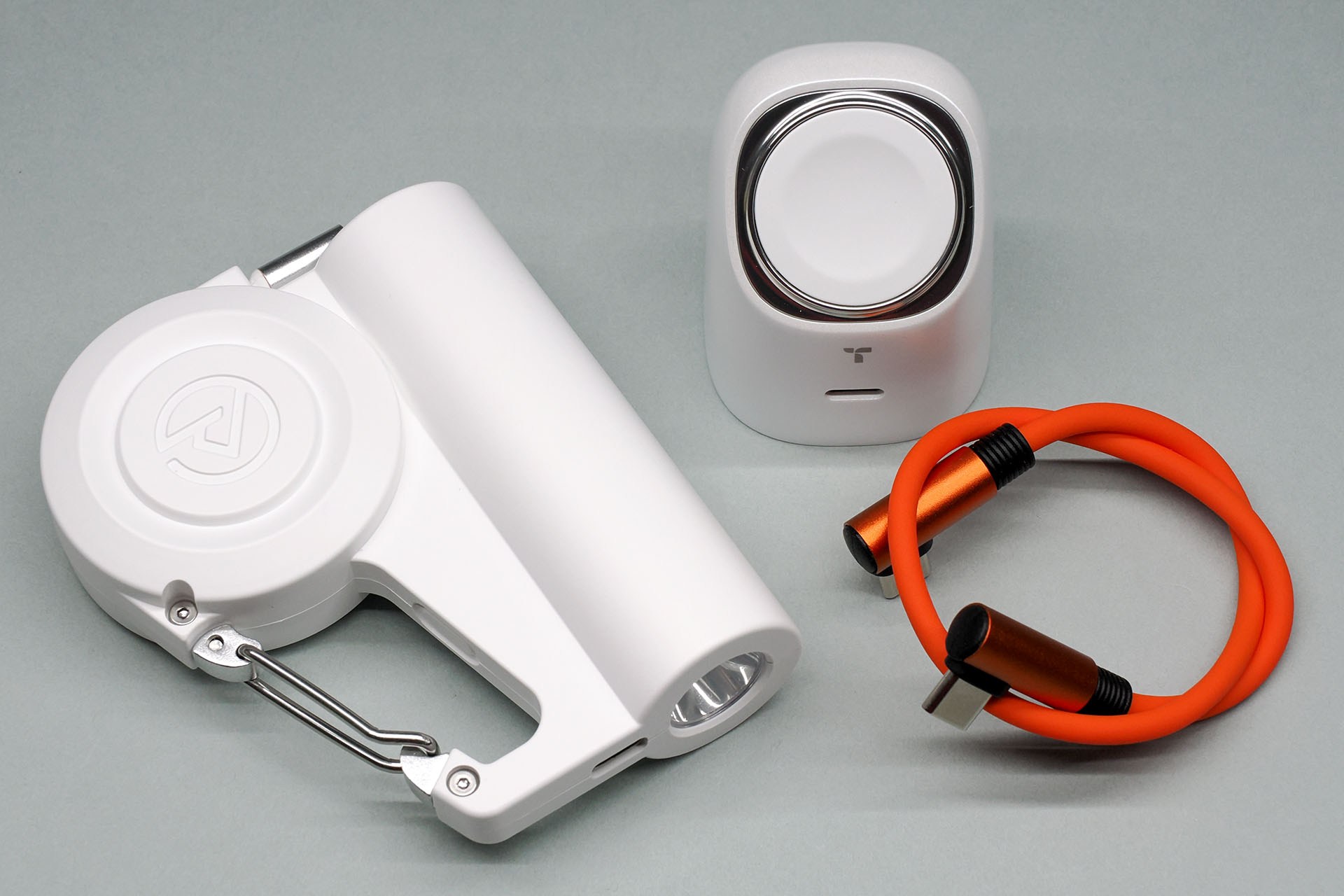 現在はTORRAS「FlashEye 45W 2in1 急速充電器 for Apple Watch」とカラビナ型モバイルバッテリー「マジェット カラビナバッテリー」とケーブルをサイクリングに携行。ただ、距離が短いサイクリングにはどれも携行しなかったりもする。