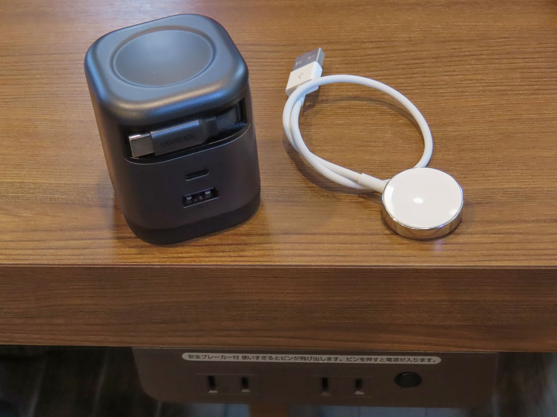 UGREEN「Nexode 巻き取り式 USB-Cケーブル内蔵 充電器 65W」の巻き取り式ケーブルでiPhoneを充電できる。「ツイデに」ということでApple Watch充電器もセットで携行。