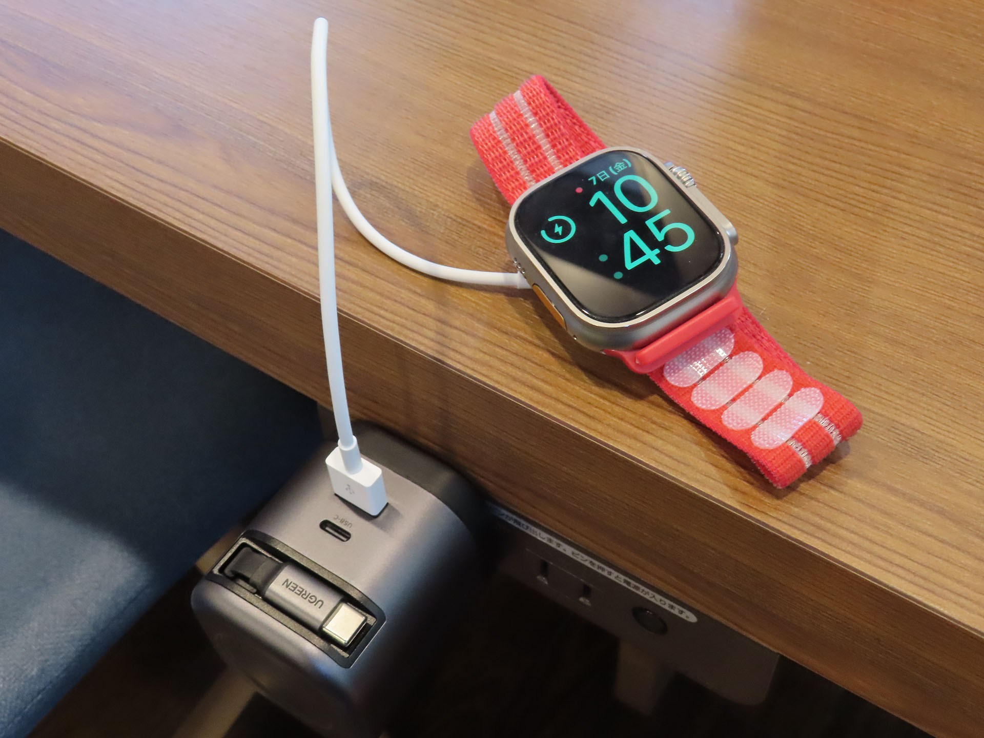 UGREENのUSB充電器でApple Watchを充電中。Apple Watch充電器が別途必要になる。