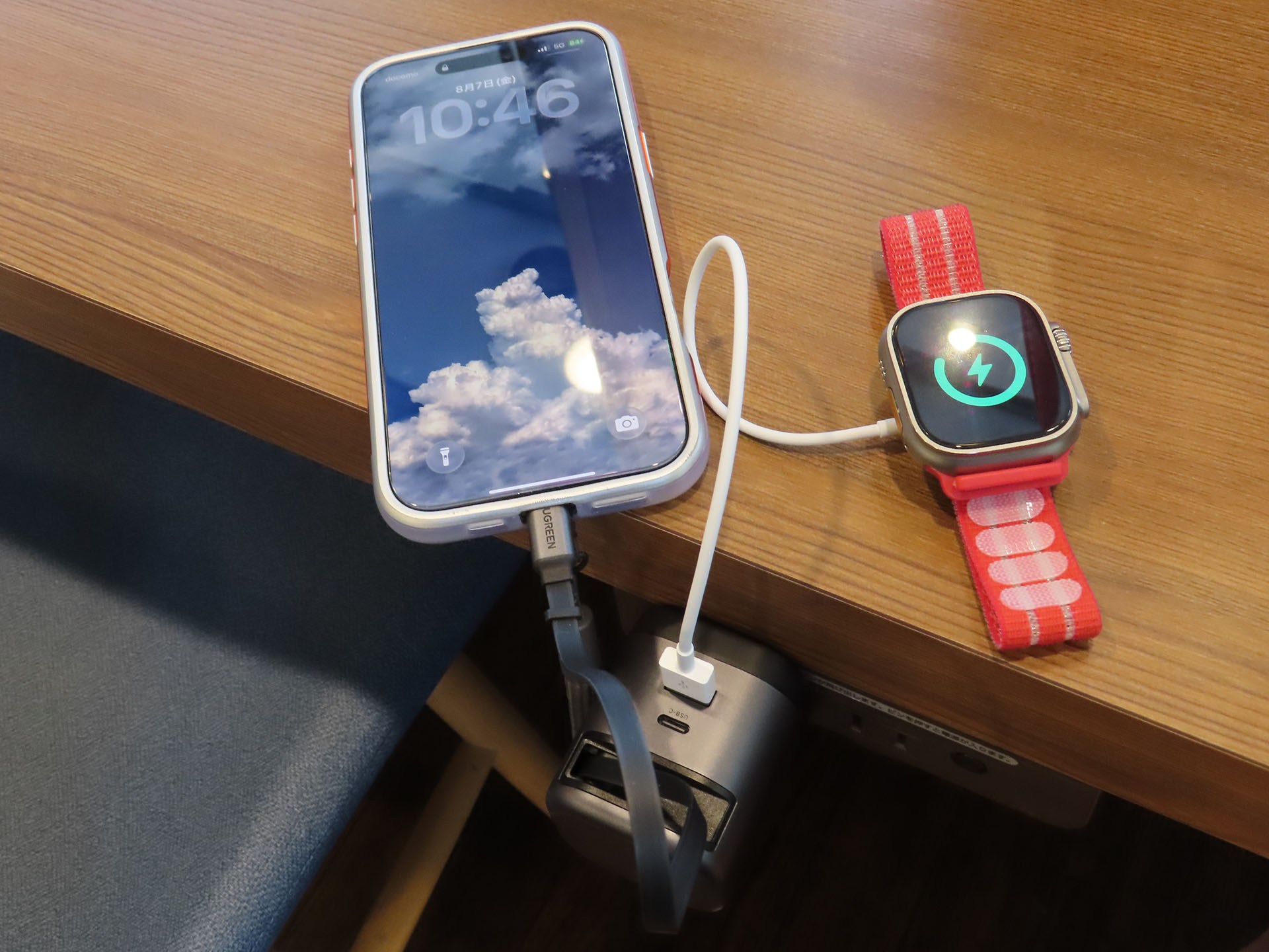 iPhoneは巻き取り式ケーブルで充電できる。