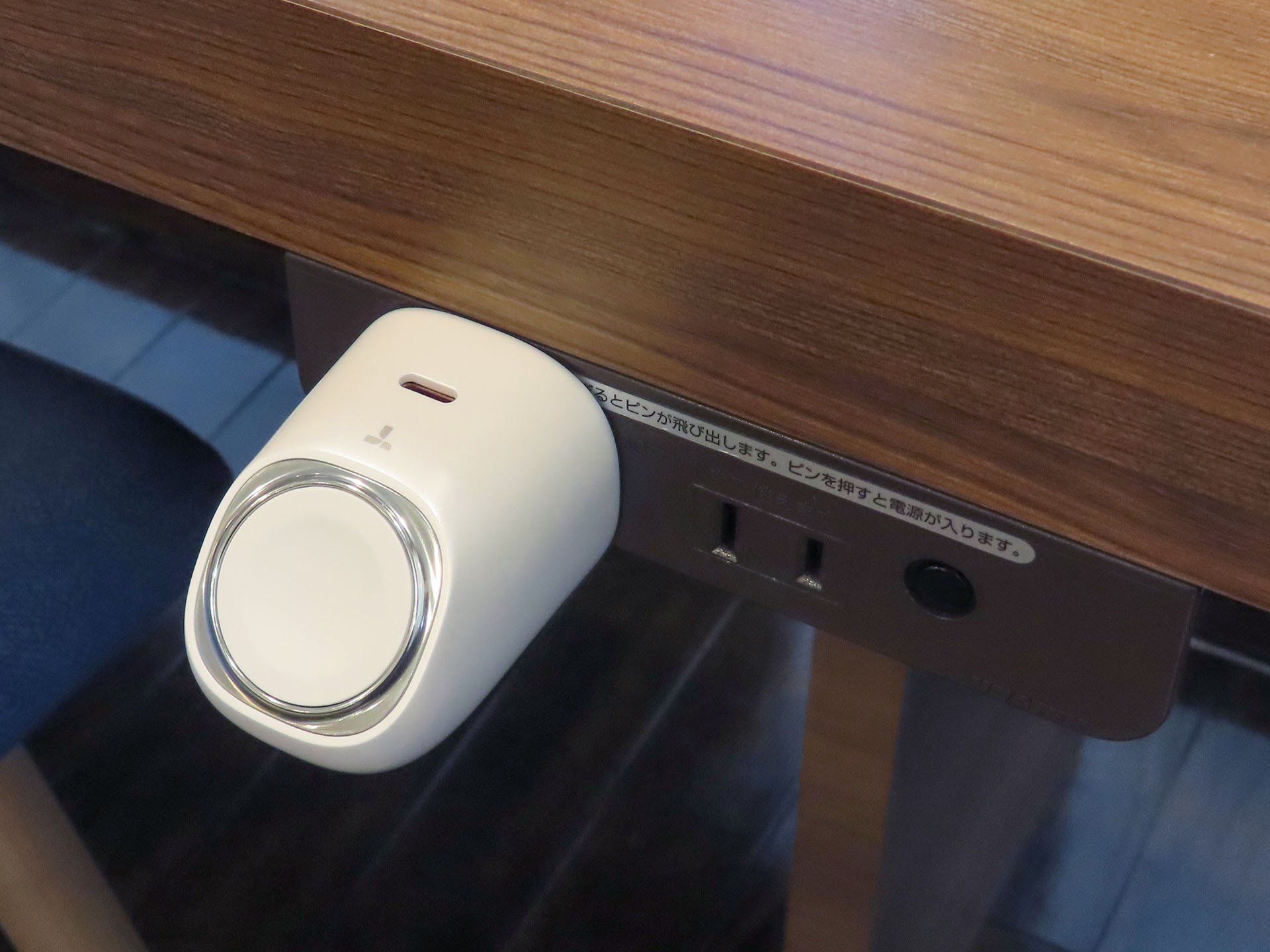 横向きのコンセントに挿した様子。丸い部分にApple Watchが吸着して充電される。汎用的に使える充電用USB-Cポートも搭載。