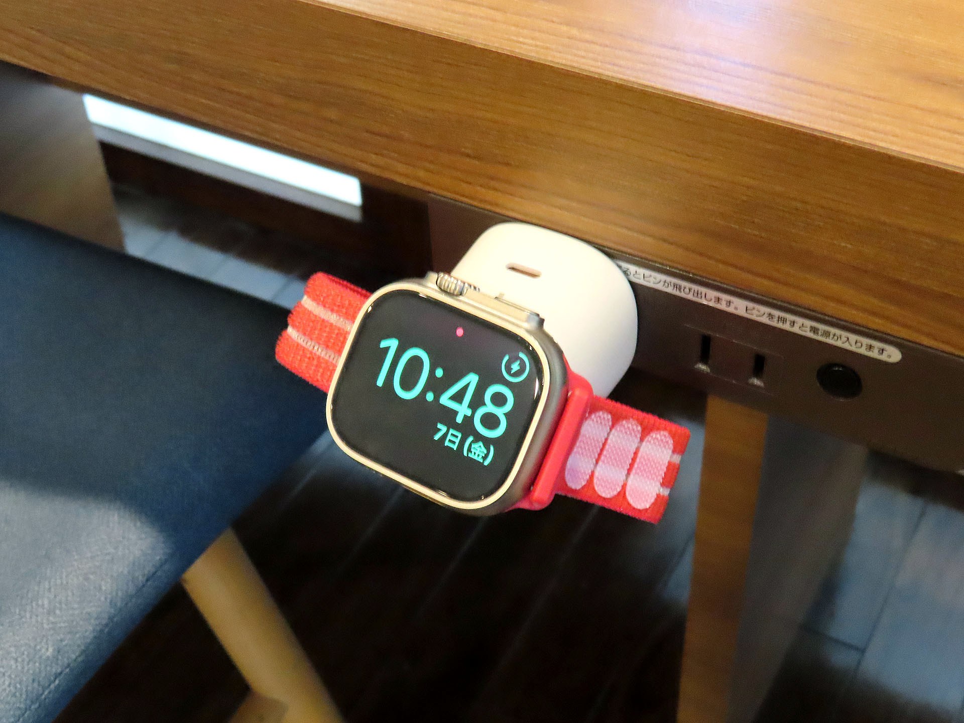Apple Watchはマグネット吸着されて安定的に充電される。メーカーは「Apple Watchをパッドに置くだけで、最大5Wの急速充電（30分で約42%回復）を開始します。強力なマグネットを搭載しているため、無造作に置いてもズレることなくピタッと最適な位置で固定され、安定した充電が可能です」としている。確かにしっかりマグネット吸着される。