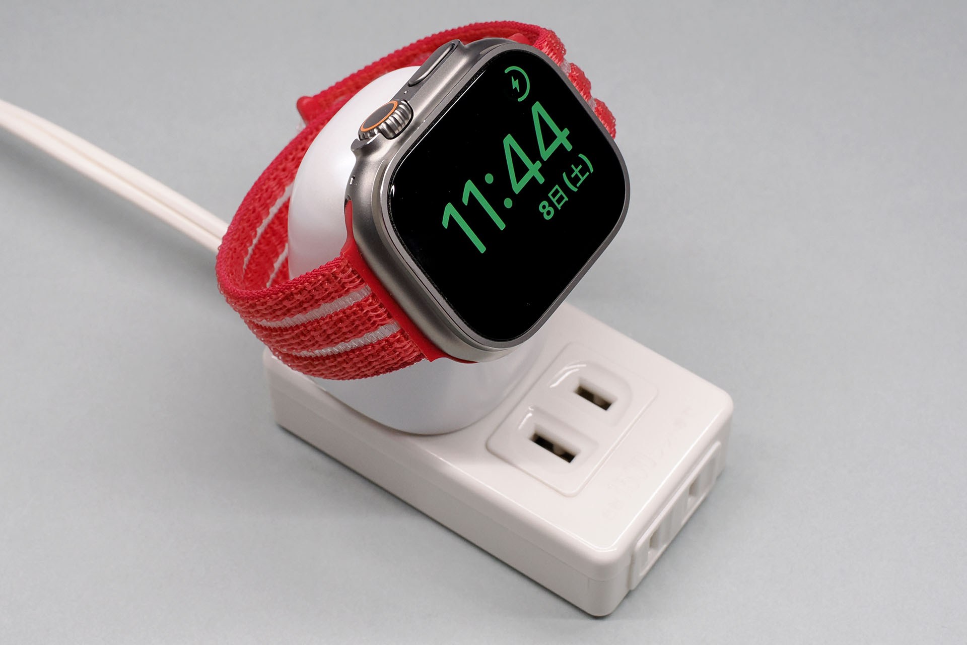 この向きでもApple Watchがしっかりマグネット吸着され安定的に充電される。