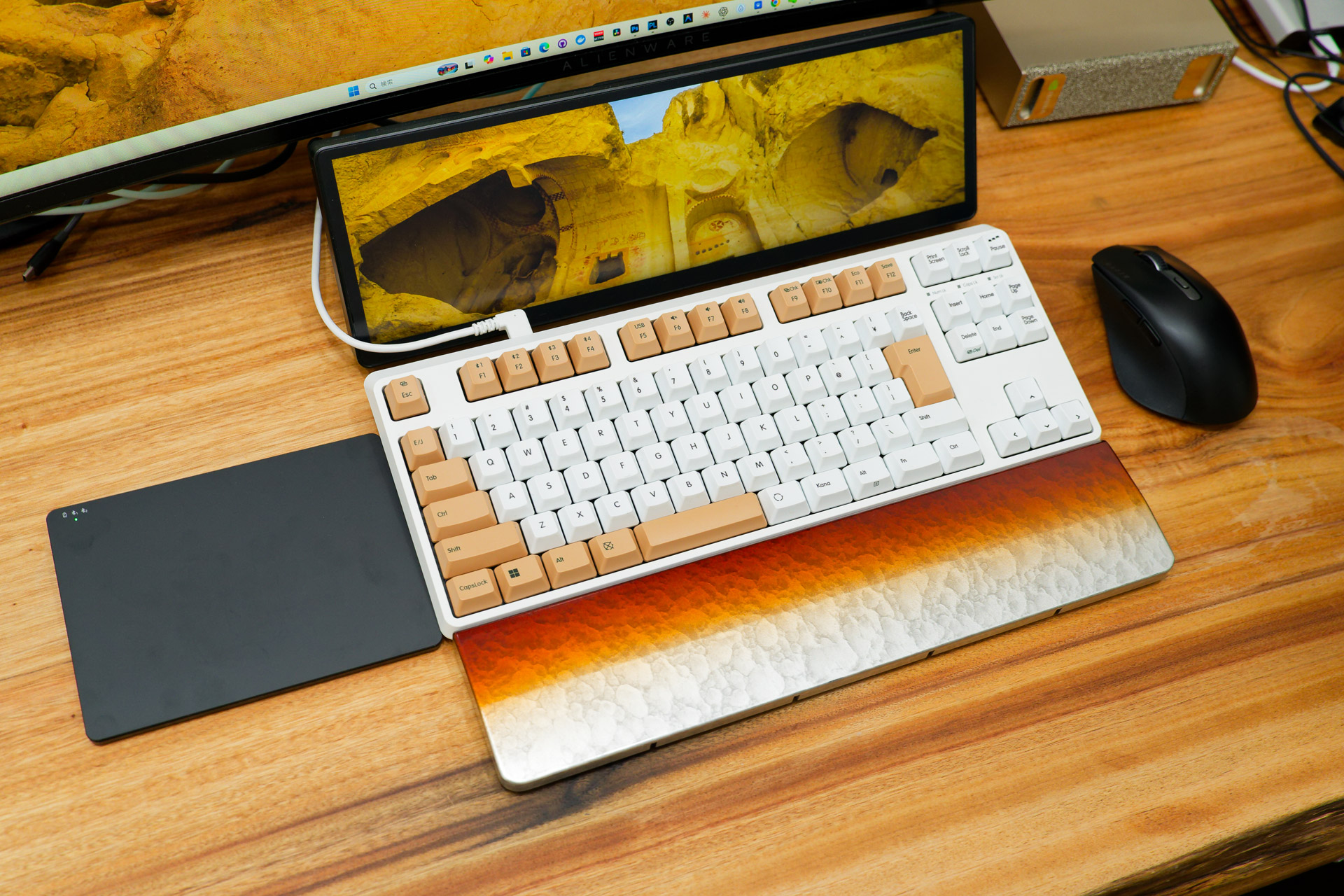 トラックパッド、キーボード、マウスの3つの組み合わせで使うのもヨシ