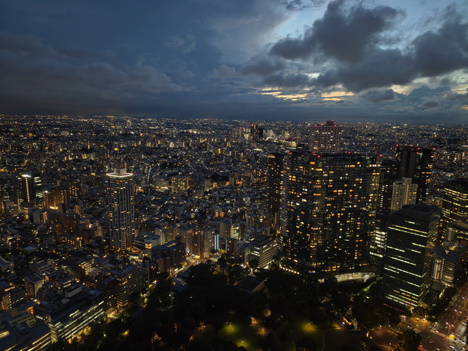 東京都庁・南展望台からの眺望。もちろんガラス越しでの撮影だが、「ナイトビジョン」モードでの写りに息を呑んだ。カラフルかつシャープでノイズレスの描写は手持ちで撮影したと思えないほど。まだ明かりが残る空のディテールから、人々が暮らす窓の灯りまで克明に撮ることができた