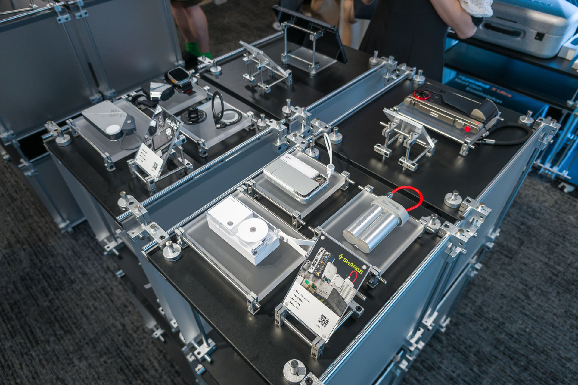 内装は同社のデザイナーが手作業で制作し、空間全体に統一感を持たせた