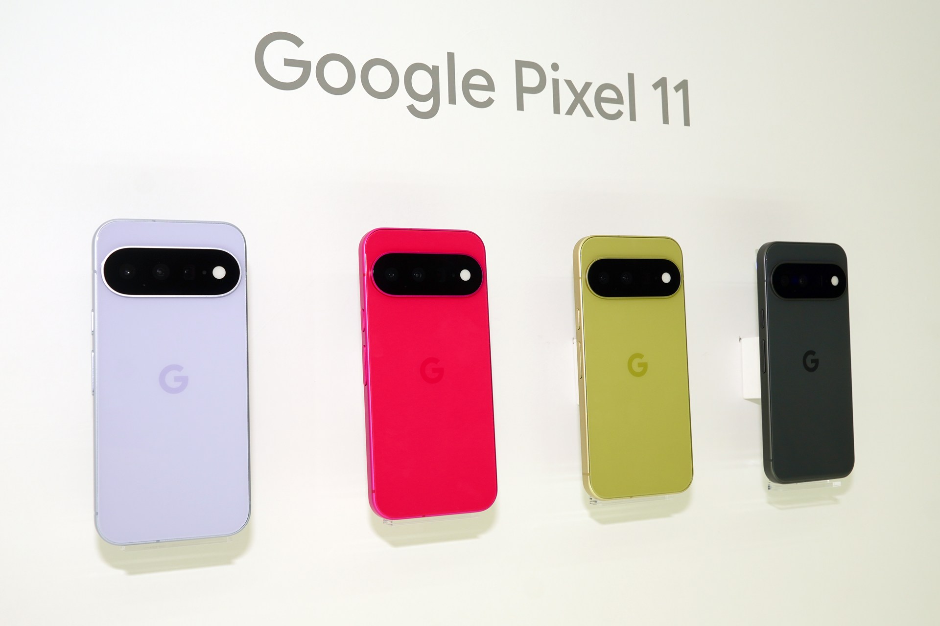 ノーマルモデルのPixel 11は、カメラバーが薄くなるなど、デザインが洗練されている