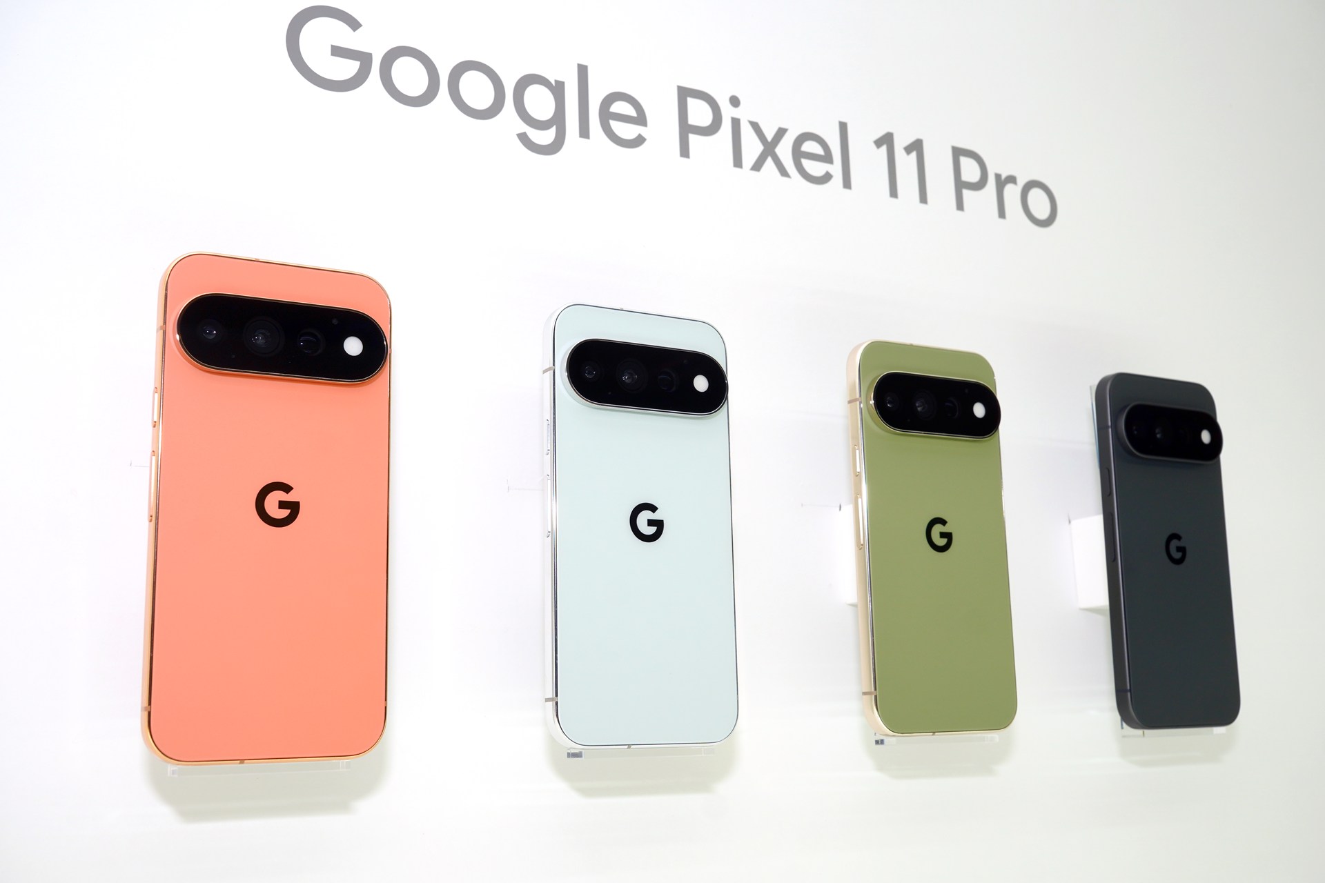 カメラ機能を強化したPixel 11 Pro。背面のカラーLEDで電話の着信やGeminiの応答を知らせる「HiLight」に対応しているのも、プロモデルだけだ