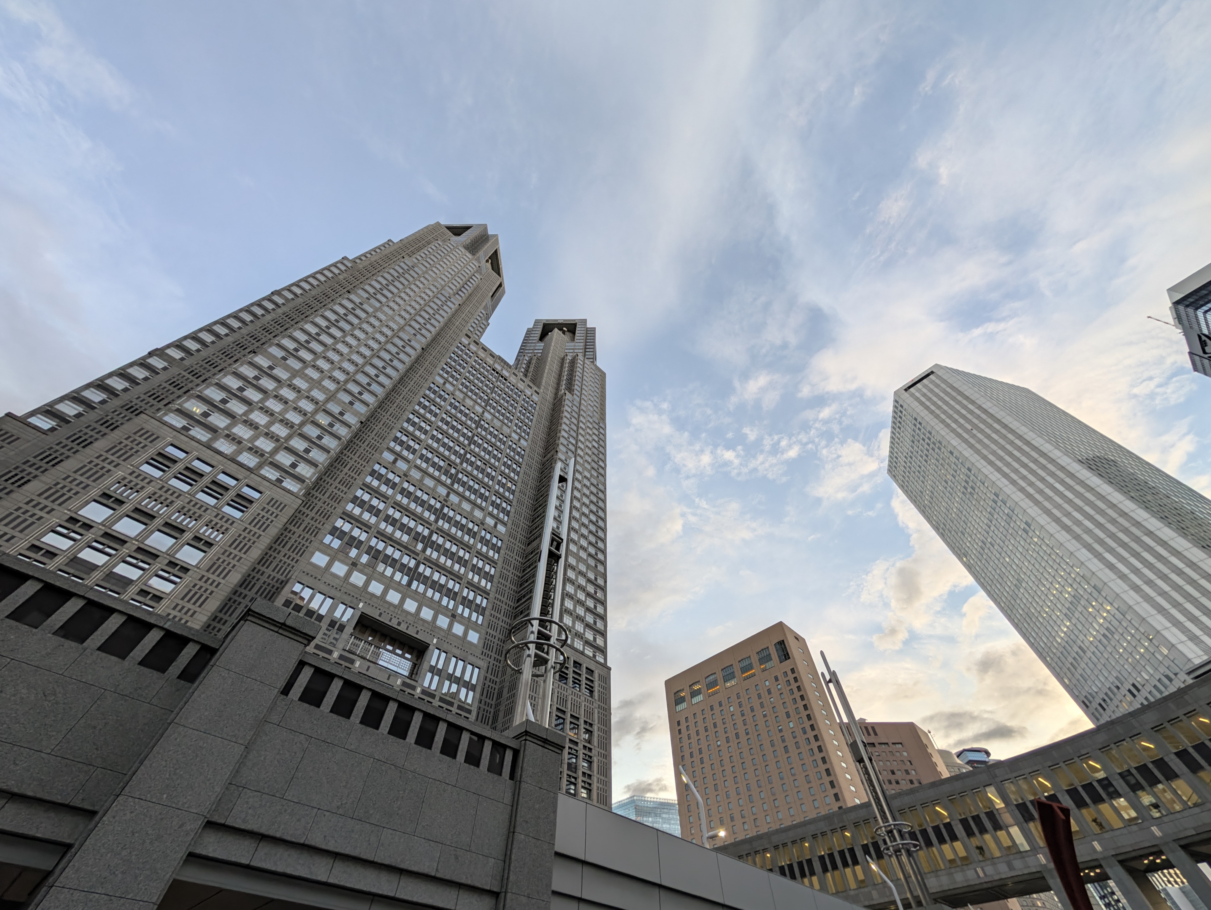 東京都庁を見上げて。建物のエッジ、窓の一つ一つがきちんと描かれている。薄曇りの薄暮感も的確に表現している。「Pixel 11 Pro」と「Pixel 11 Pro XL」のカメラは共通である