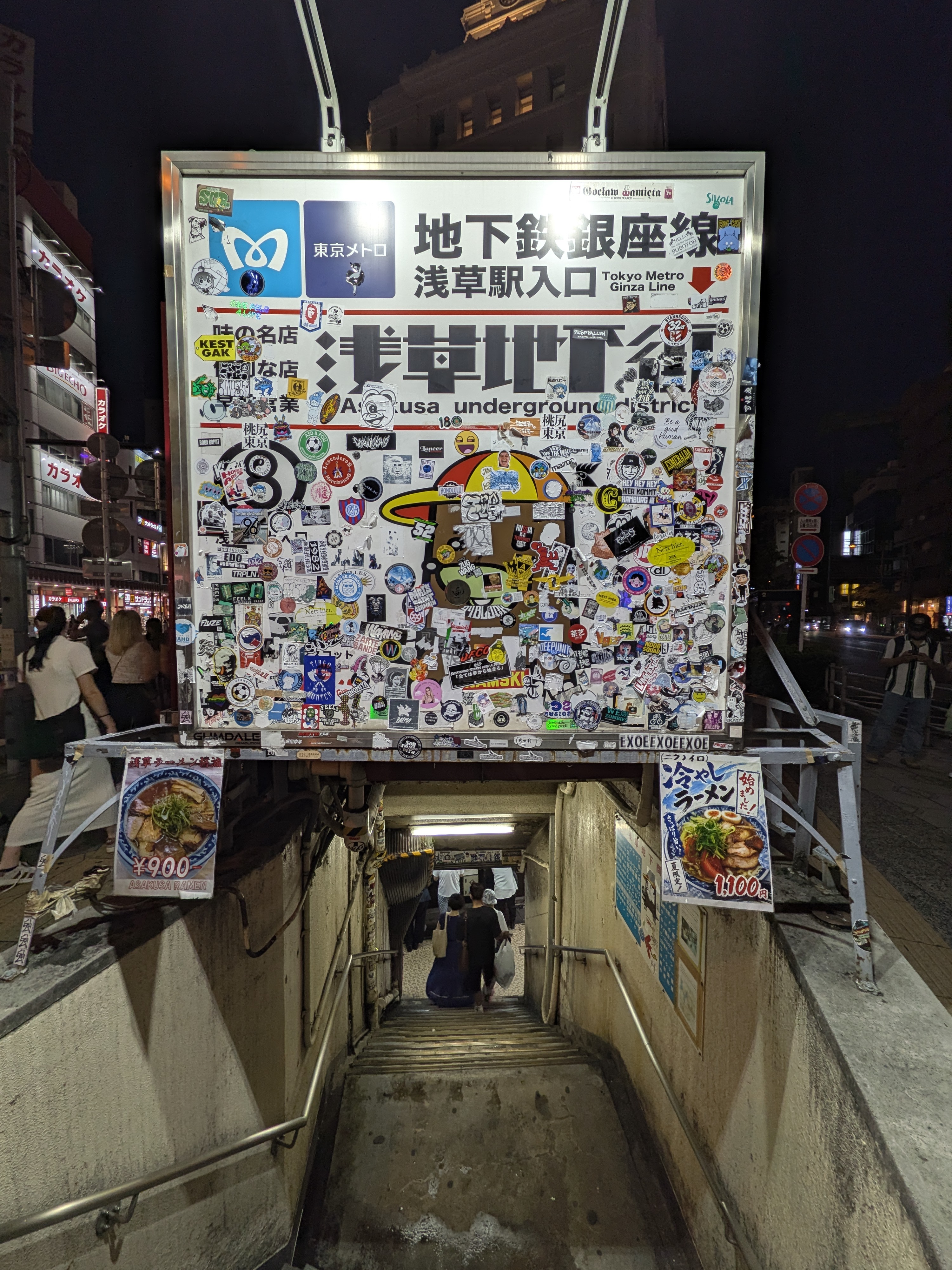 夜の地下鉄入口を撮った。「夜景番長」と呼ばれるほど低照度下での描写に定評がある「Pixel」シリーズだがそれは健在である。看板に貼られたステッカーをしっかりと判別できる