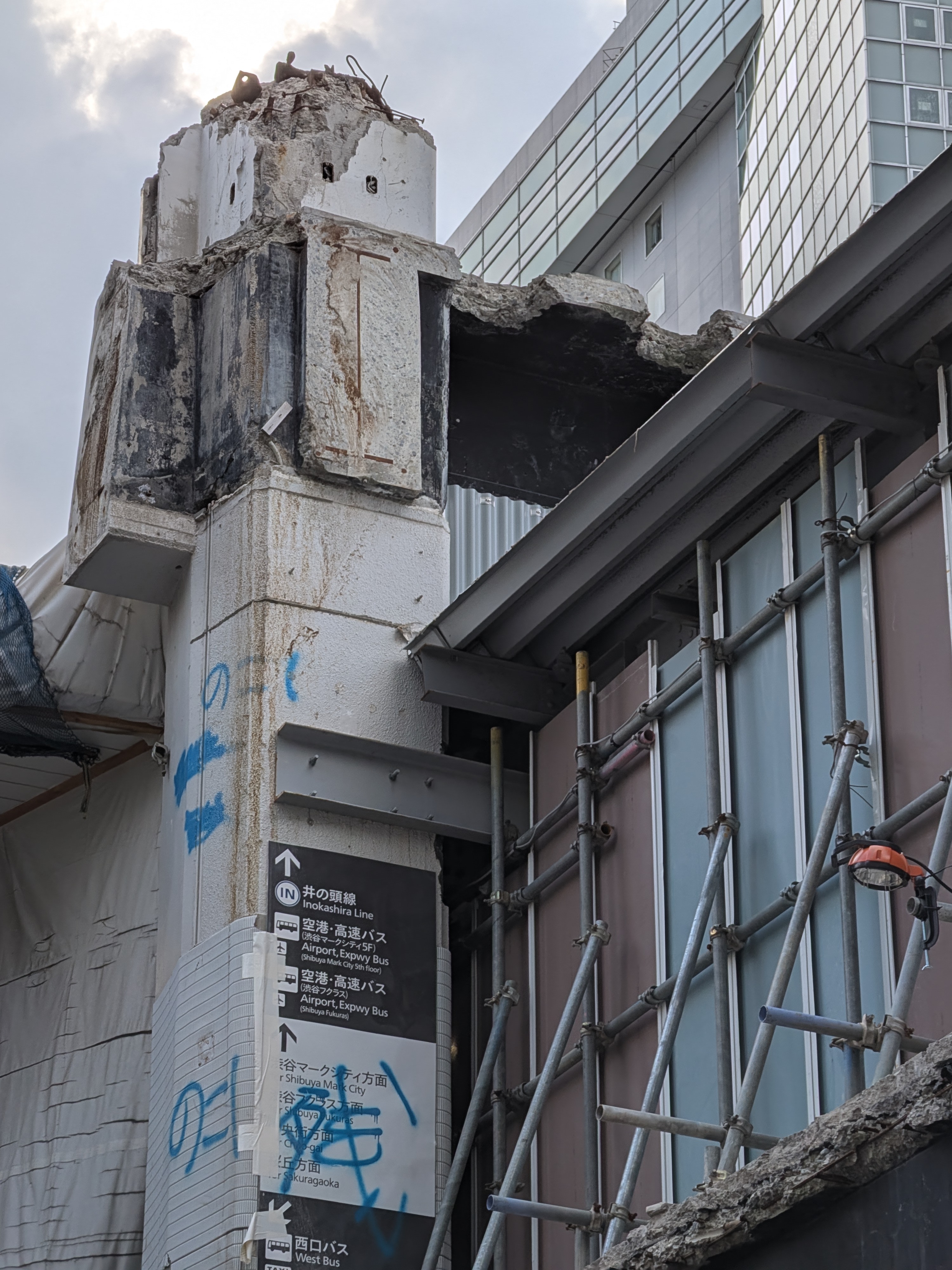 再開発が続く渋谷駅。工事現場を撮ったが、コンクリートの生々しい感じがよく捉えられている。やはりカメラが3つあると撮影が楽しいね