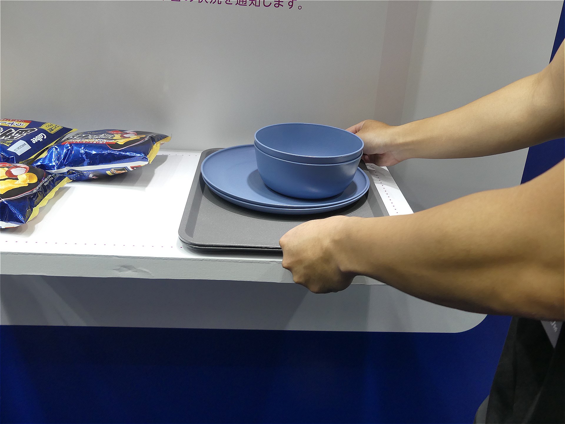 カフェなどでの利用を想定した「下げ台検知」。下げ台がいっぱいになるとAIカメラが検知し、従業員に知らせる。現在、大手カフェチェーンで実証実験中だ