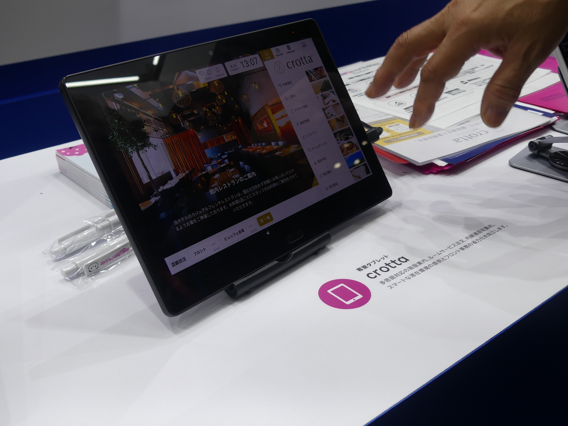 AIカメラ、「Buddycom」、タブレットが連携するホテル向けのソリューション。例えばレストランに設置されたAIカメラが人数を把握し、宿泊者は客室に設置された端末でレストランの混雑状況を確認できる。また、混雑状況は従業員に「Buddycom」を通じて通知され、対応を促すことができる