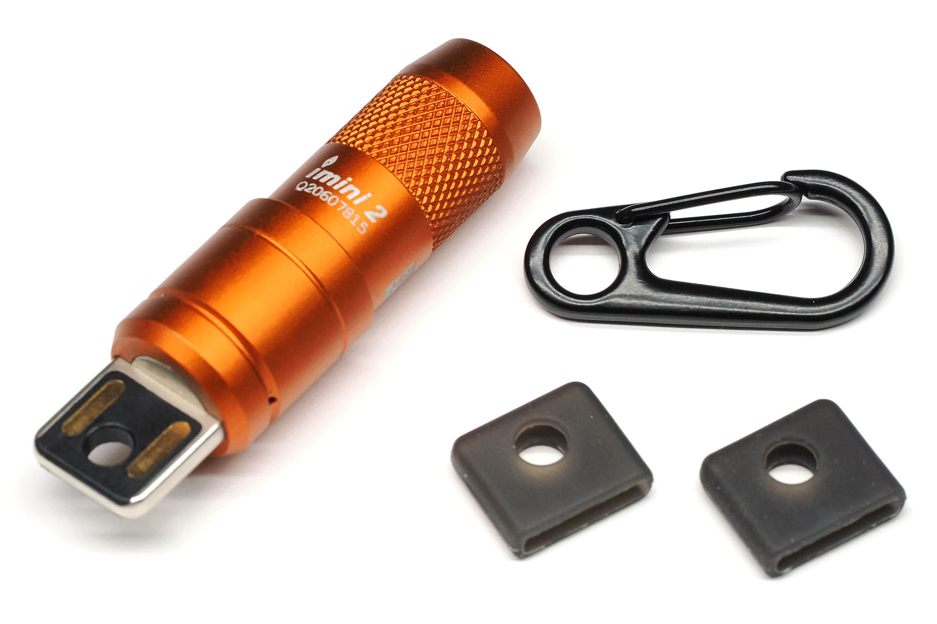 OLIGHT「imini2」は長さ55×直径15.1mmの超小型LEDライト。USB充電に対応し、Type-Aポートに直接挿して充電できる。満充電までの最長充電時間は約60分。満充電から約60分連続点灯可能。USBコネクターカバーとimini2を吊れるミニカラビナが付属する。
