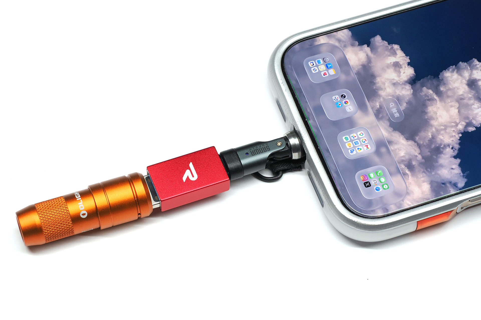 USB-C/USB-A変換アダプターを介してiPhoneに接続したらフツーに充電が始まった。USB-C/USB-A変換アダプターとiPhoneの間にあるのは、USB-C延長アダプター。手持ちのUSB-C/USB-A変換アダプターはケース入りiPhoneに直接挿せなかった（プラグ部分がケースに干渉した）のでコレを使用。
