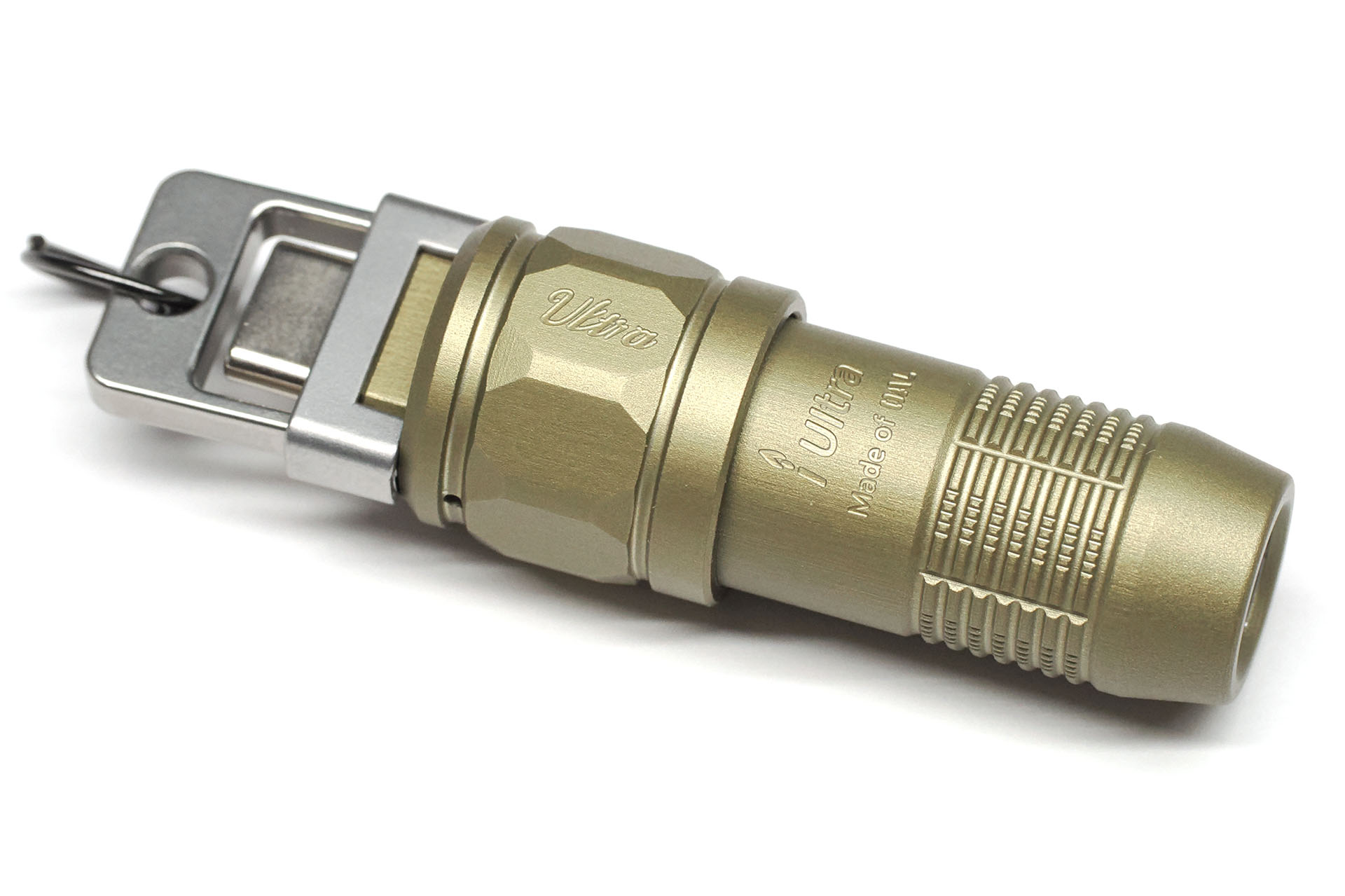 OLIGHT「iUltra」は長さ58.3×直径16.5mmで、20g。これも小指の指先大のミニなライトだ。明るさは80ルーメンで前出のimini2より少し明るい。