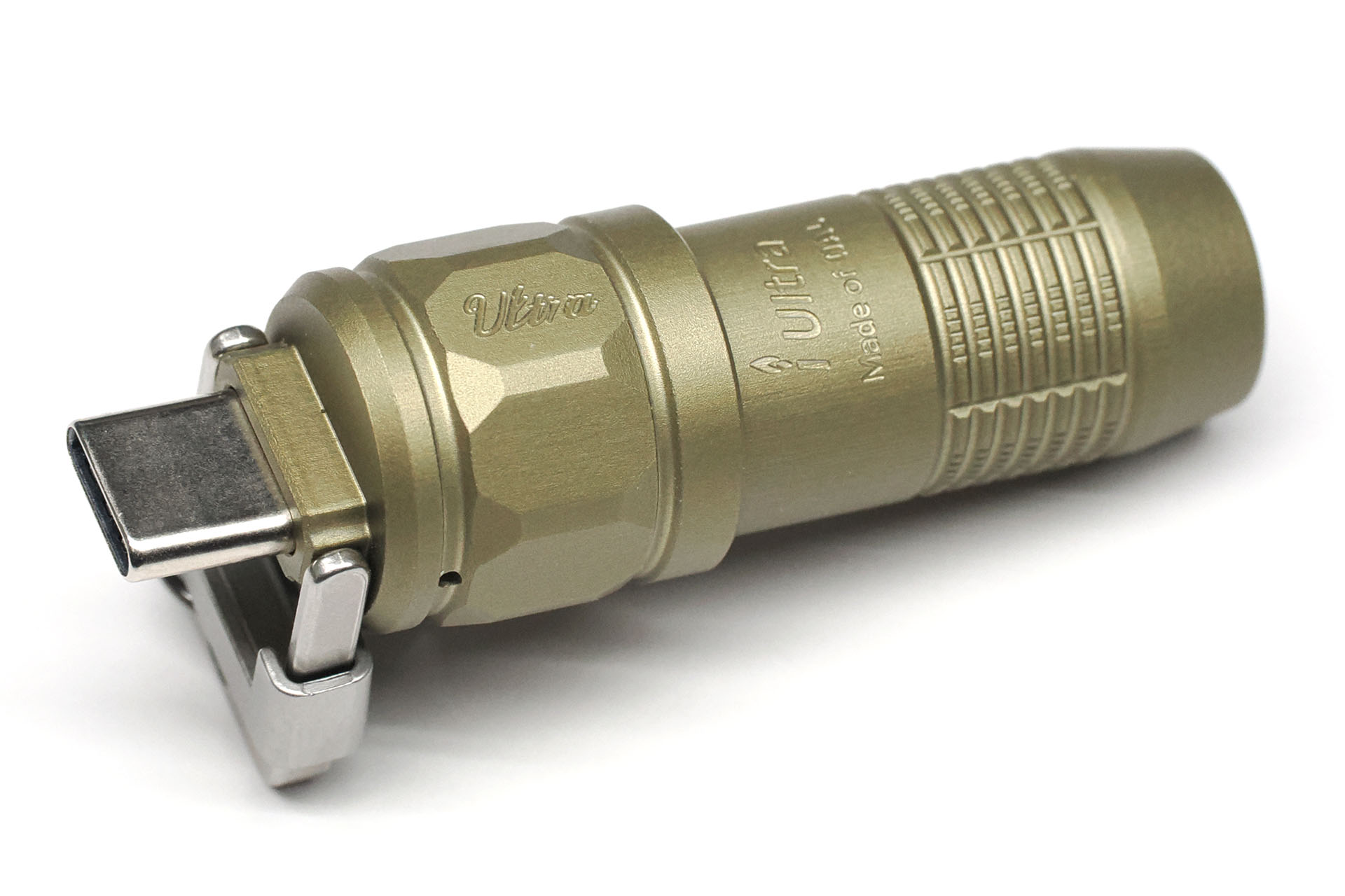 充電用USB-Cコネクターは吊り下げ用のパーツに囲まれて保護されている。充電時は写真のように露出させる。満充電まで1時間で、満充電から50分間点灯する。バッテリー容量はimini2と同じ80mAh。